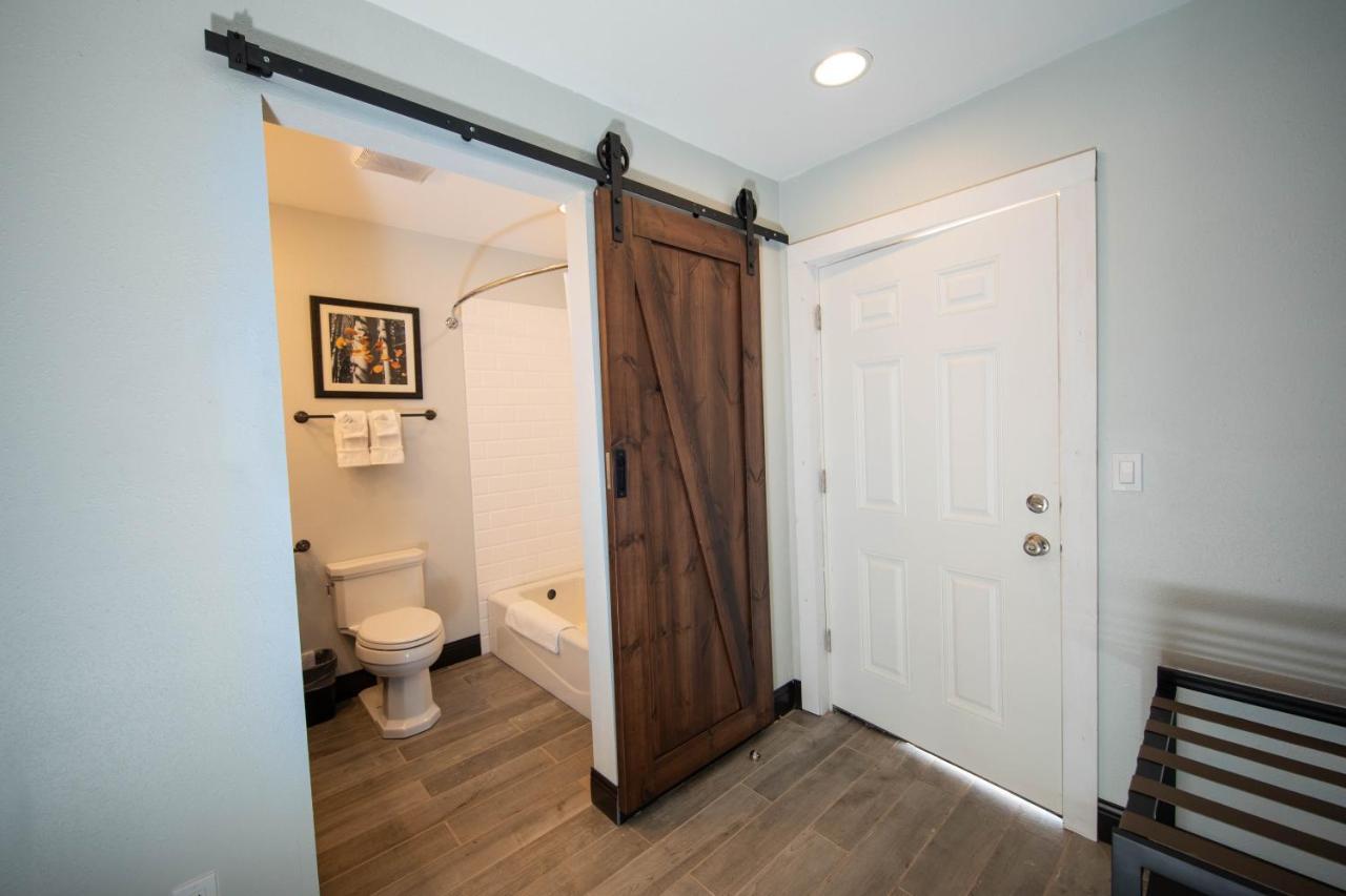 Golden Nugget Standard King,1475752042:JPEG