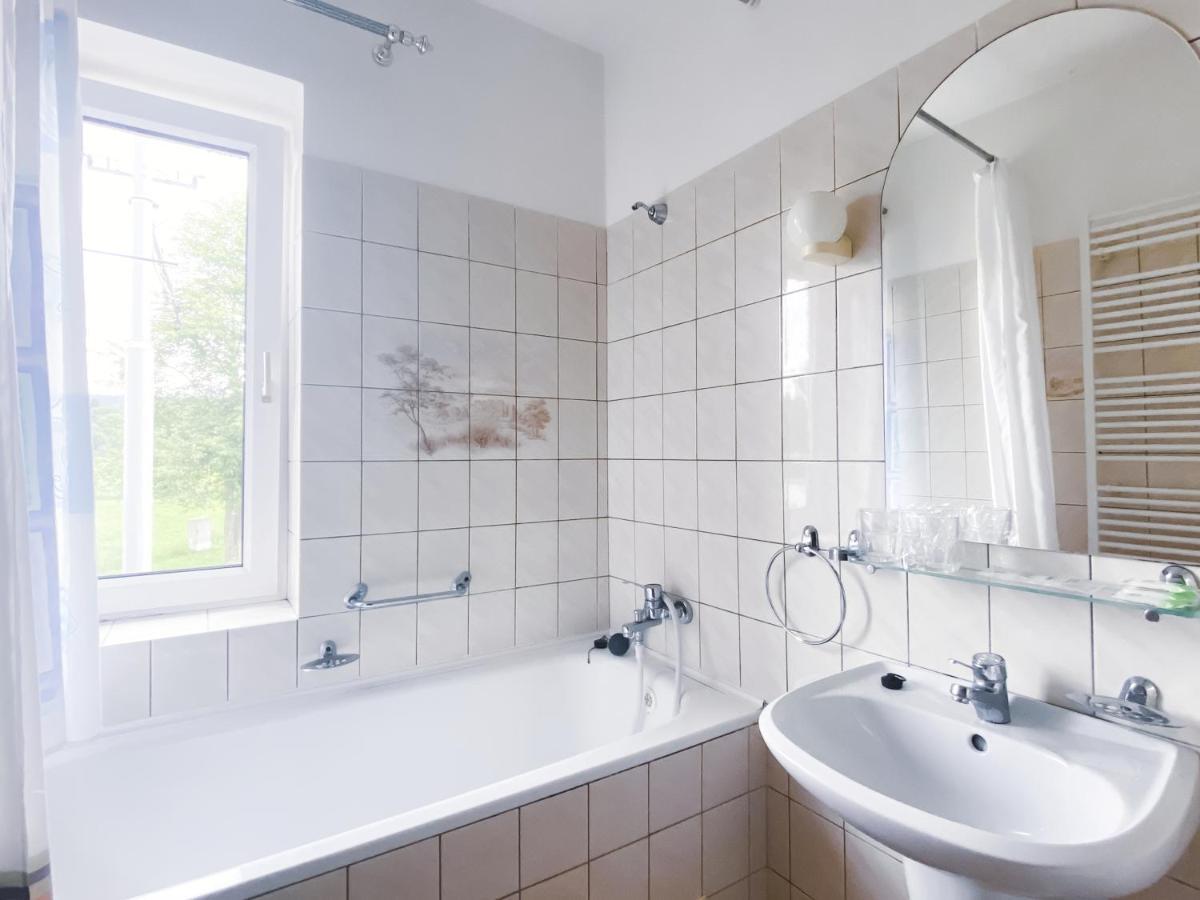 Vierbettzimmer mit Badewanne