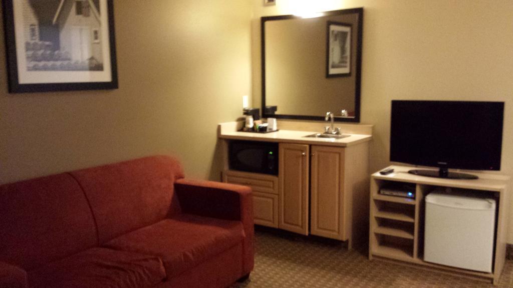 One-Bedroom Suite with Two Queen Beds - First Floor/Non-Smoking