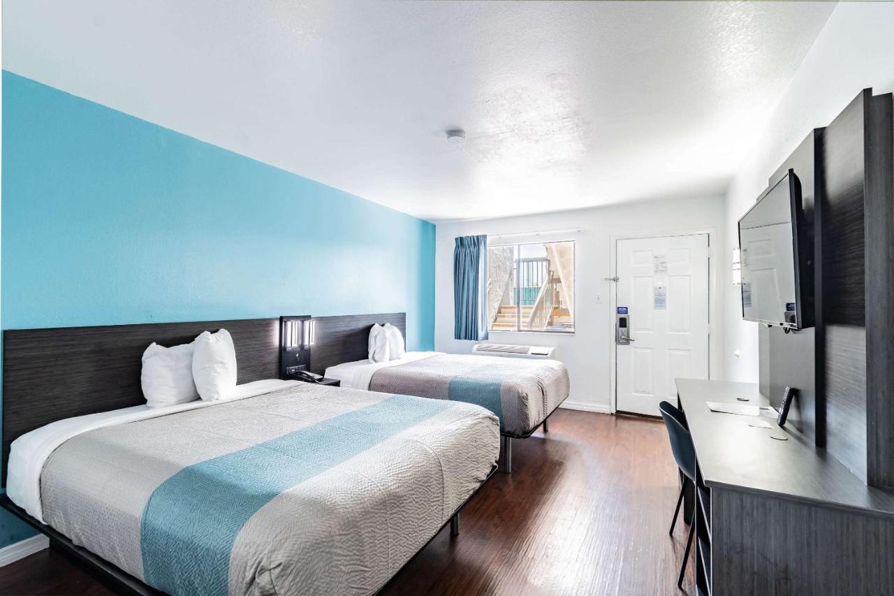 Queen Room with Two Queen Beds - Non-Smoking,1233433331:JPEG