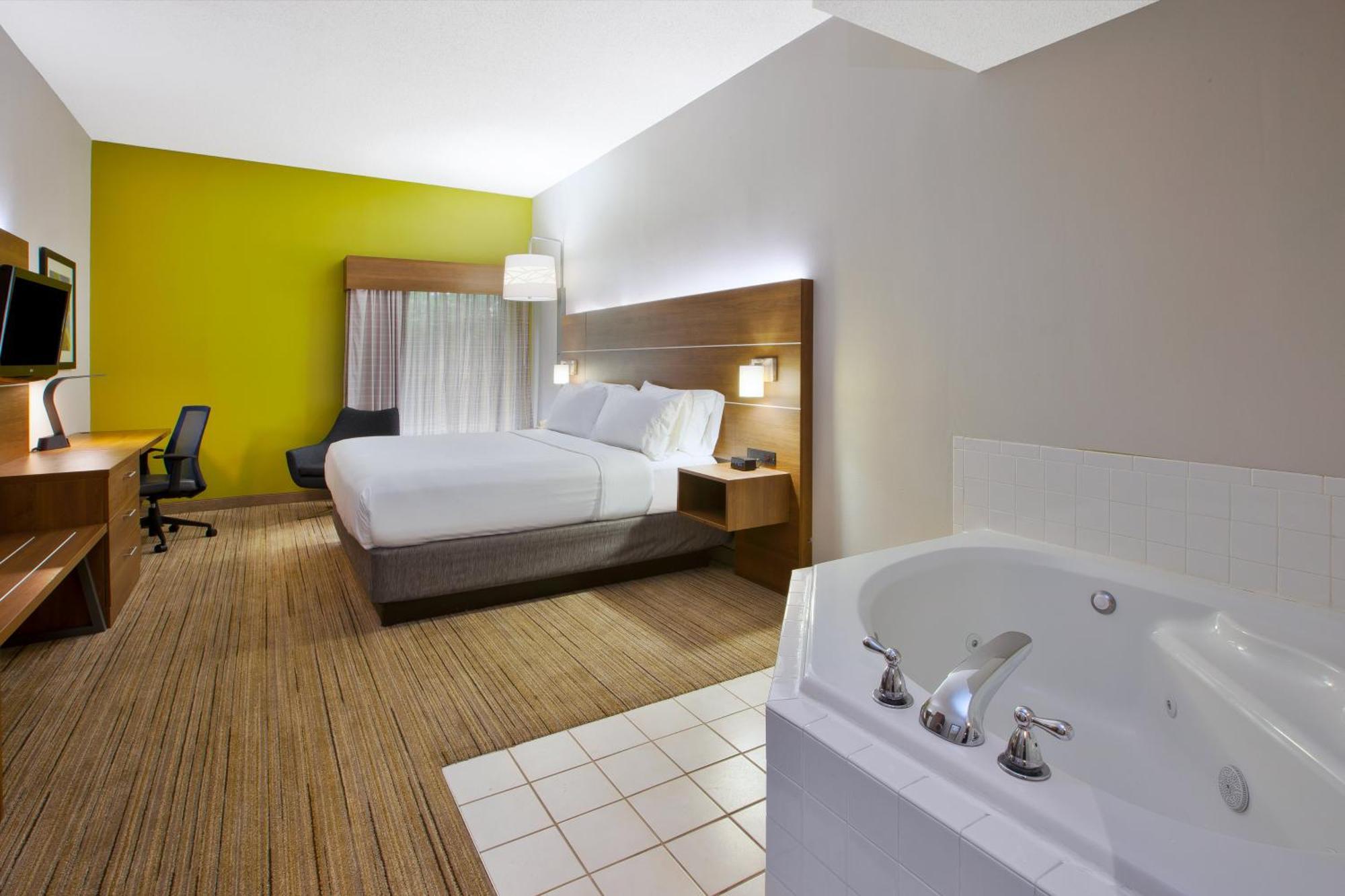 Suite - Hearing Accessible - Non-Smoking