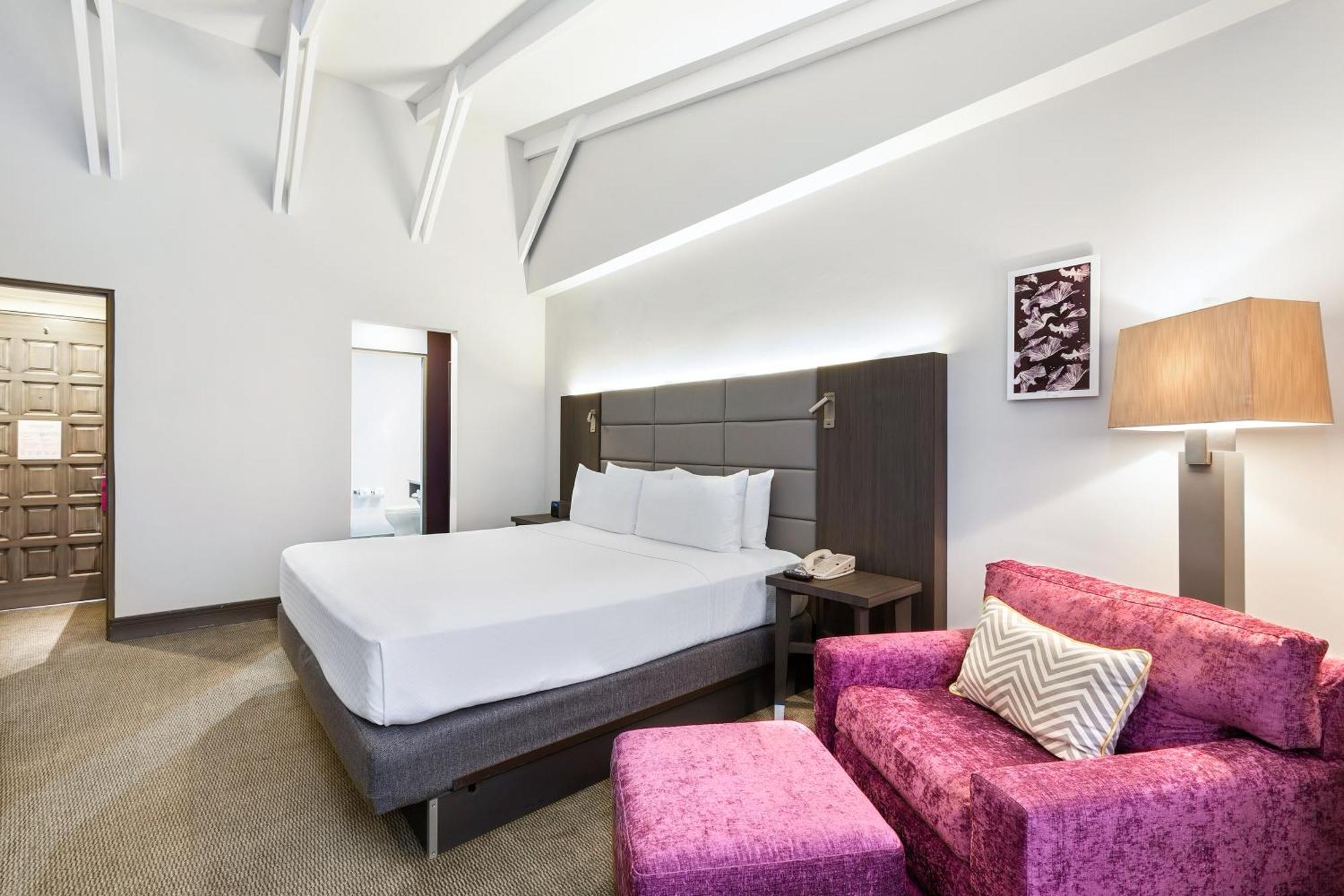 Standard King Room with Lounge Access - Top Floor