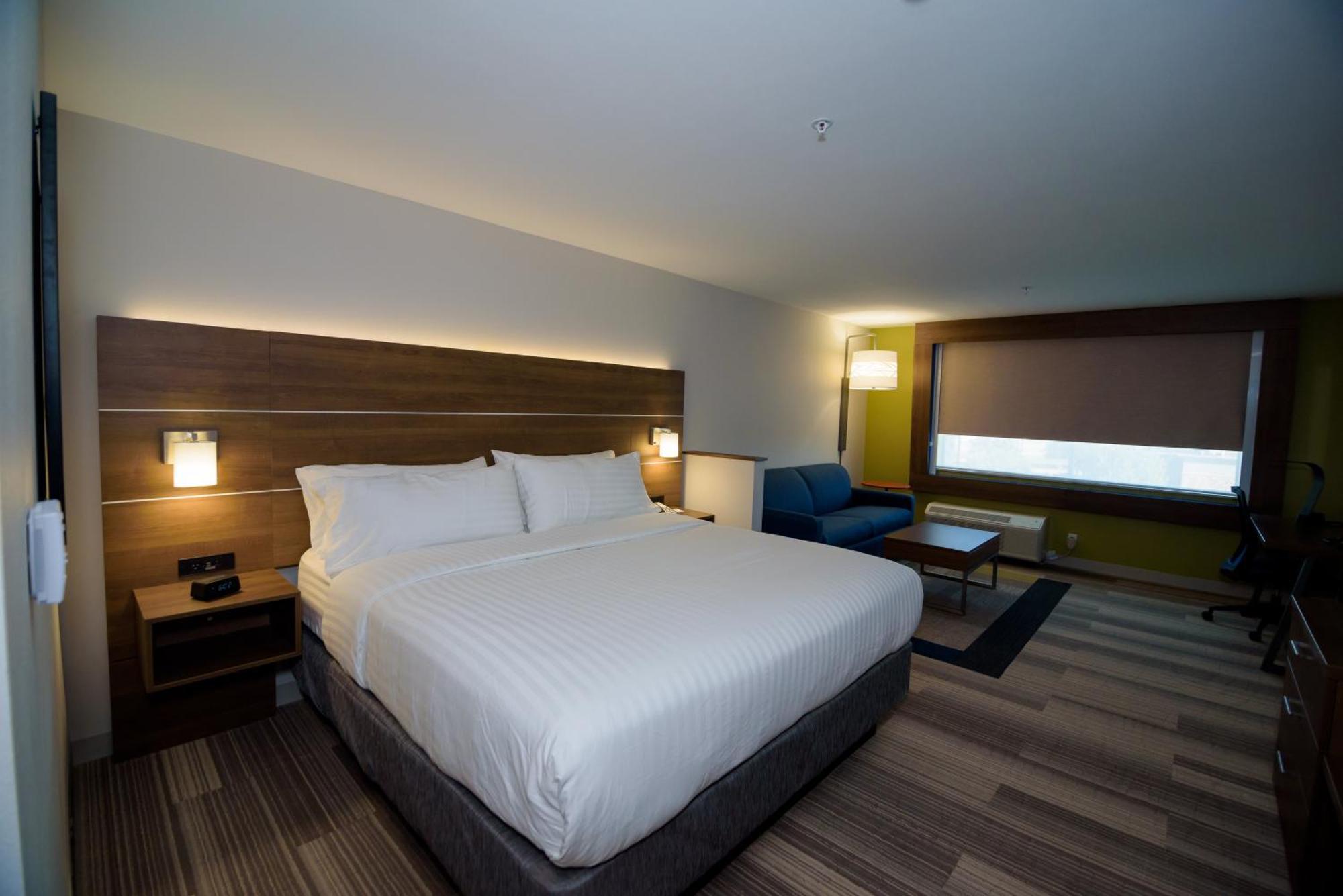 Suite with Accessible Transfer Shower - Non-Smoking