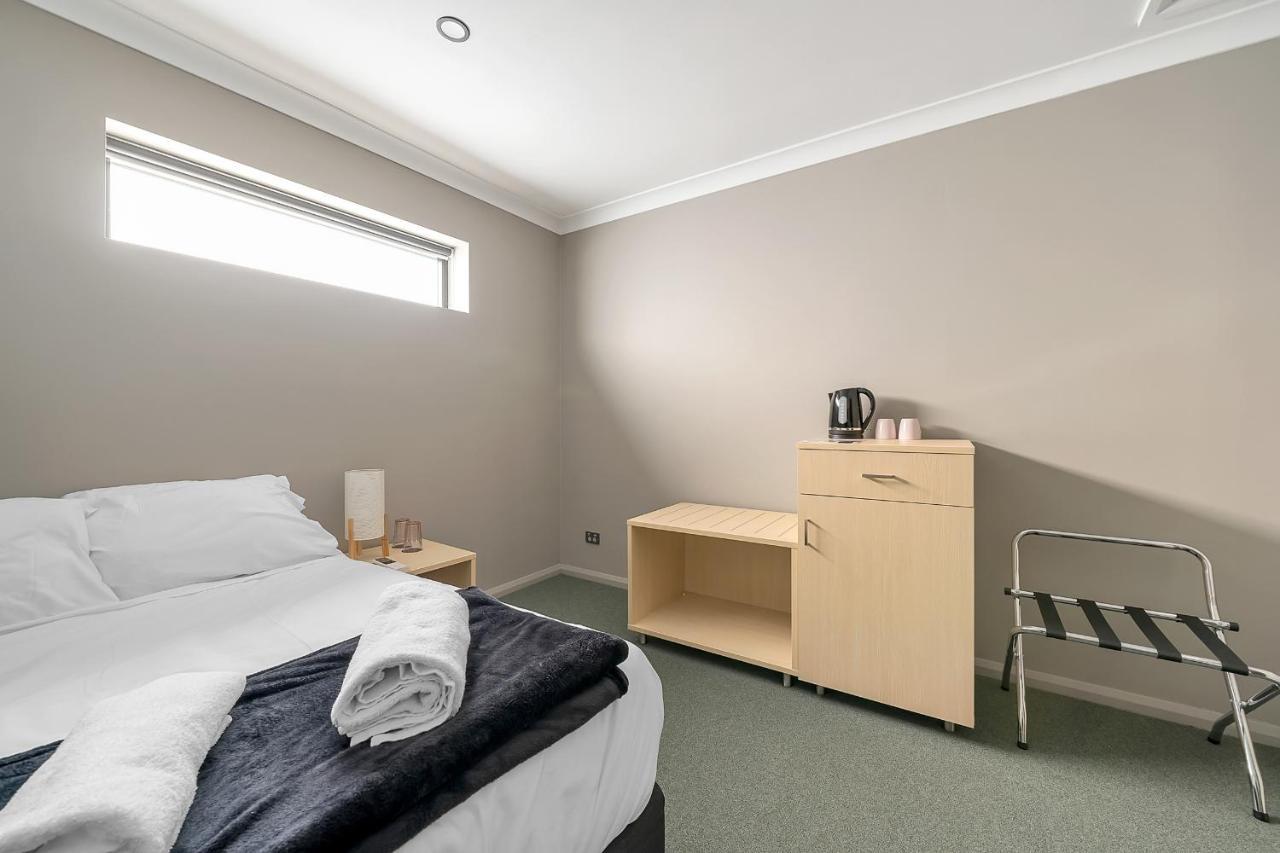 Queen Room with Shared Bathroom,1292535103:JPEG