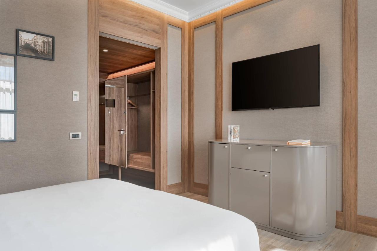 Habitación con cama extragrande.
