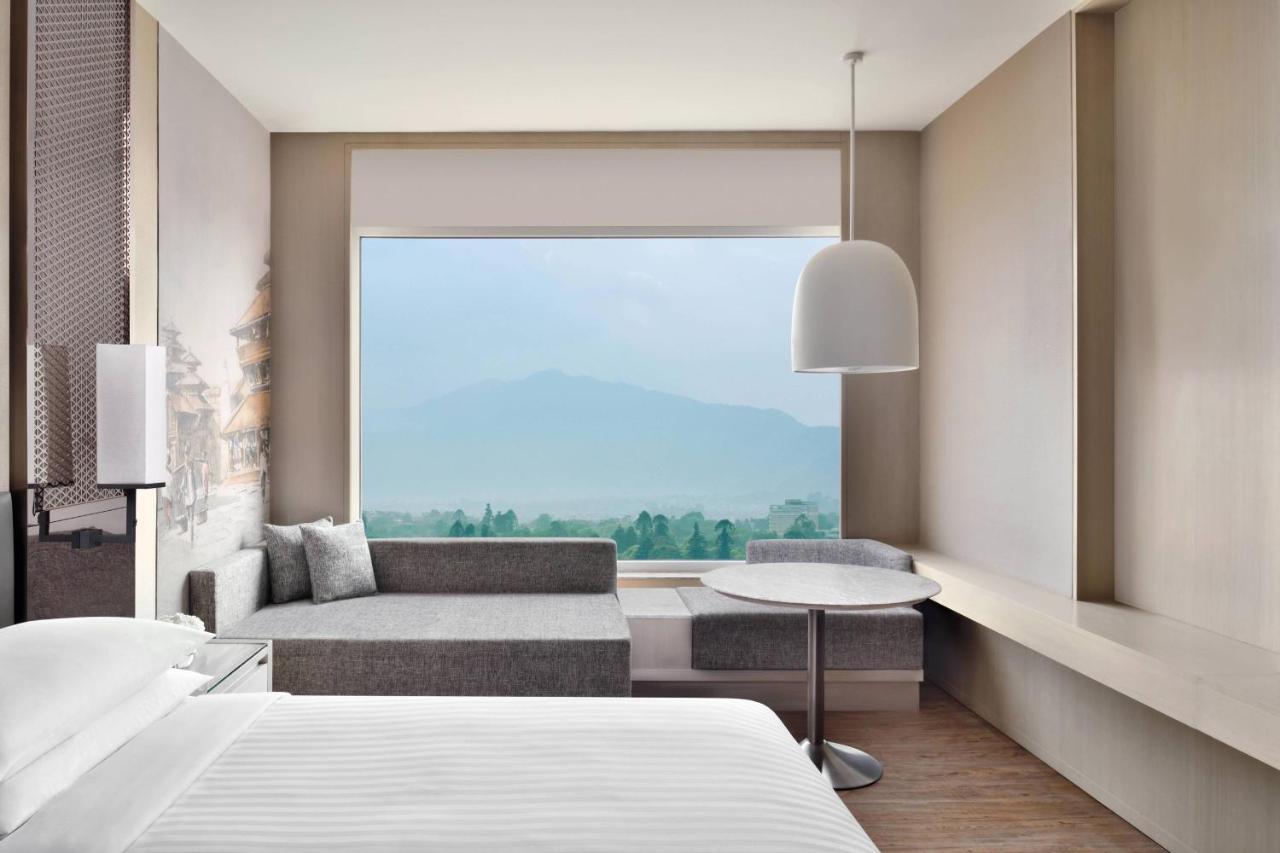 Club Room with M Club lounge access, 1 King, Mountain view