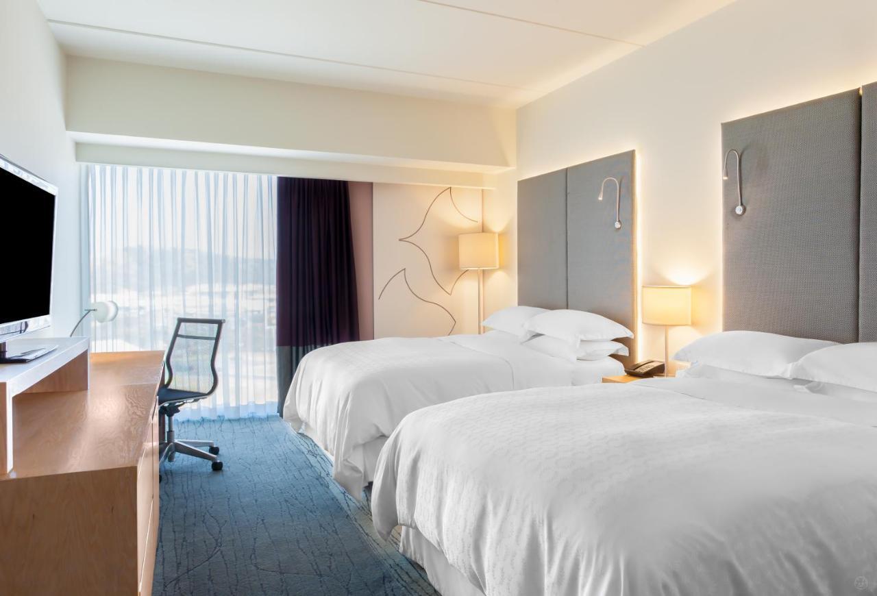 Kamer met 2 Queensize Bedden en Uitzicht op de Stad