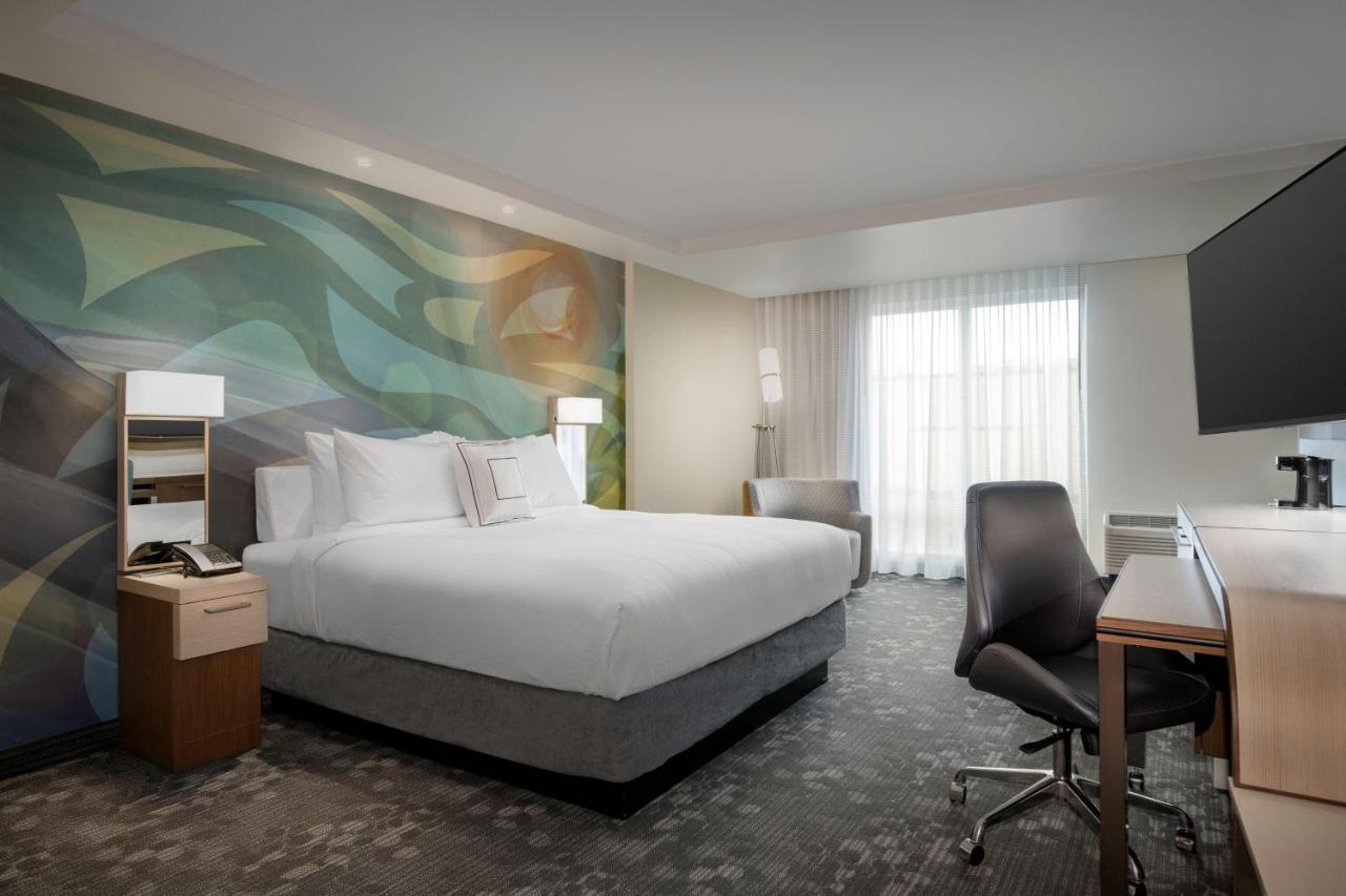 Standard King Room with City View