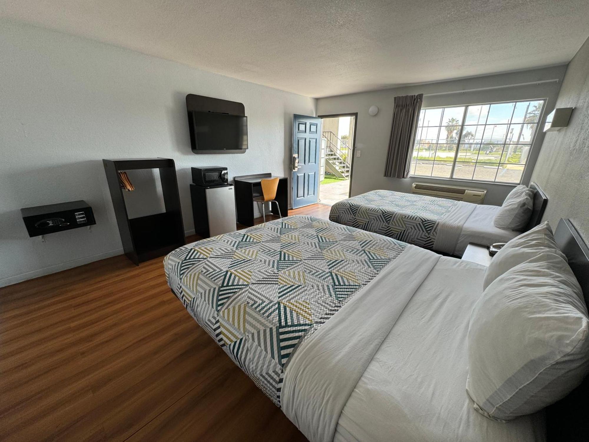 Queen Room with Two Queen Beds - Disability Access - Non-Smoking,1499159506:JPEG