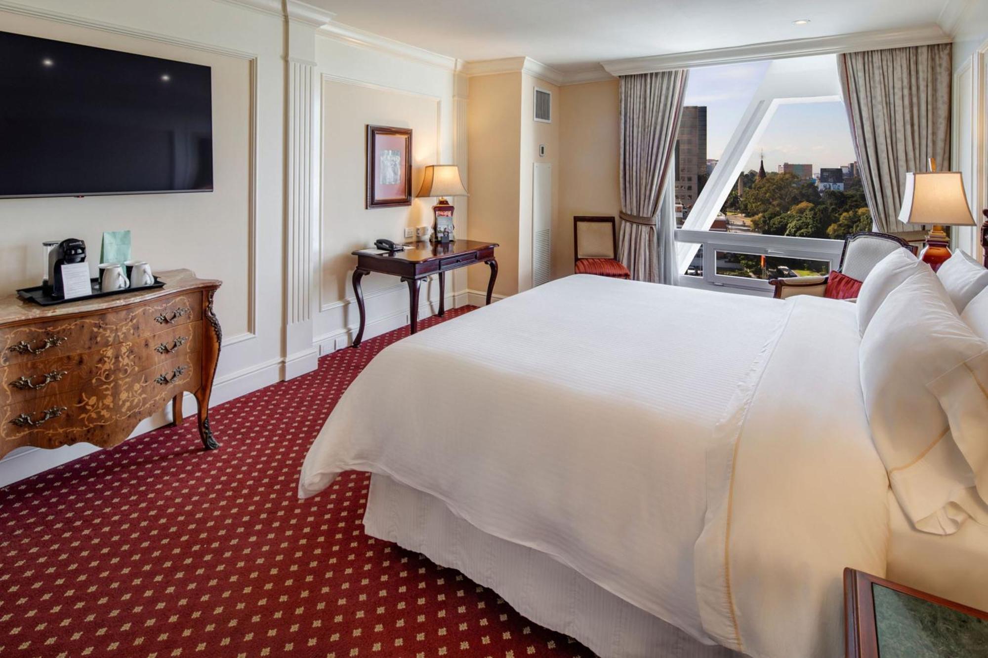 Executive, Executive level, Guest room, 1 King, City view
