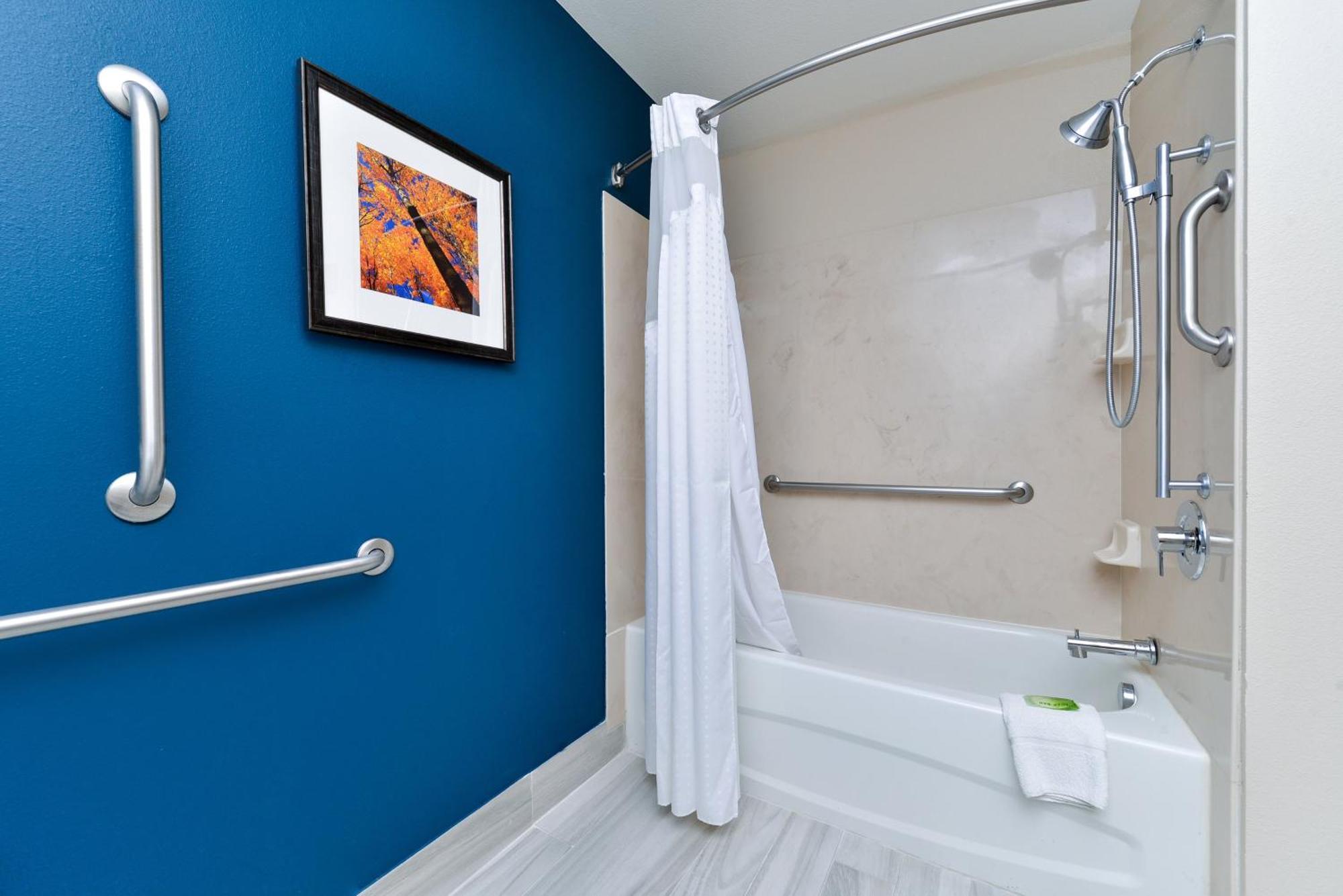 Queen Room with Two Queen Beds - Mobility Access Tub/Non-Smoking