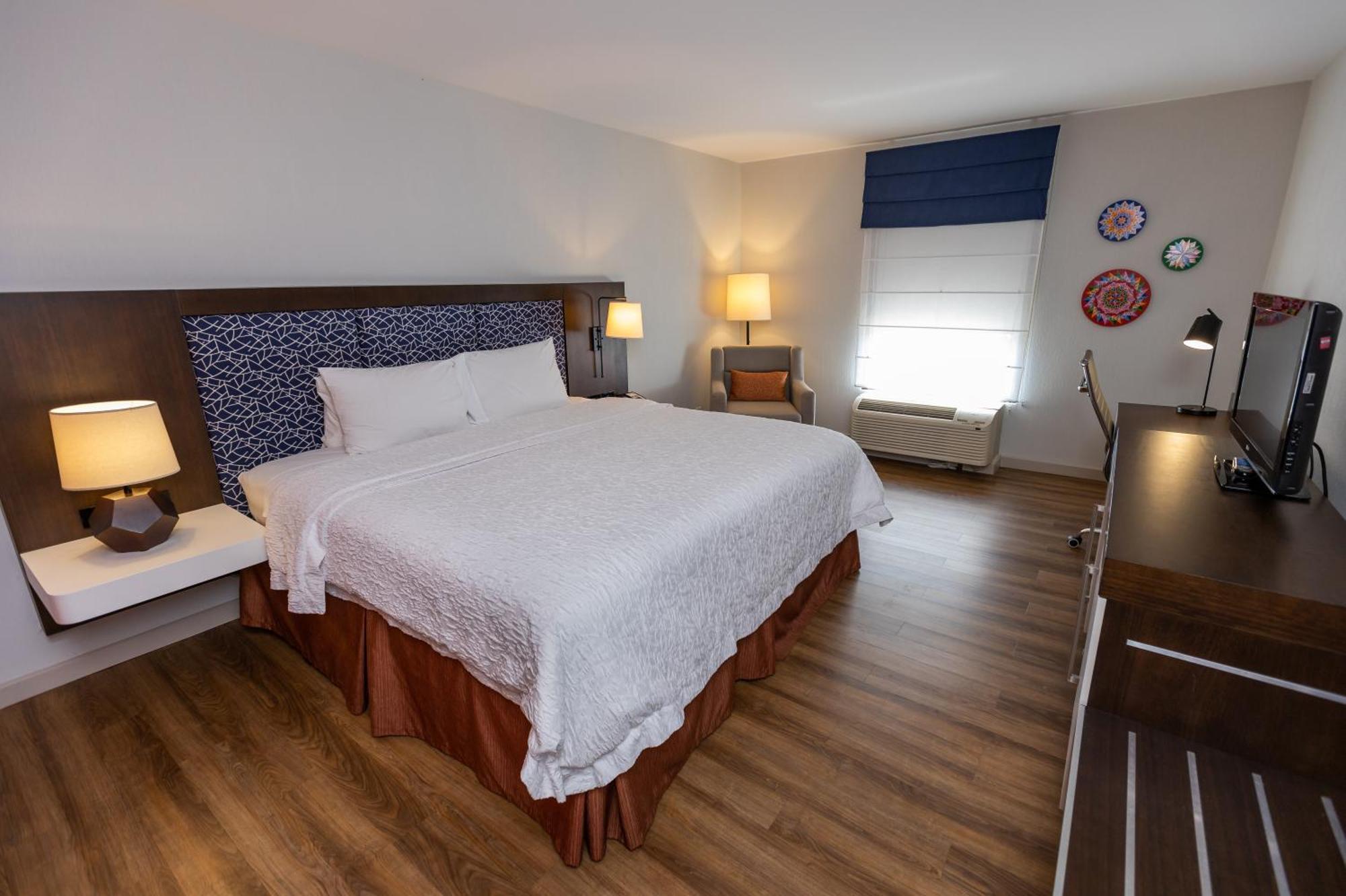 King Room with King Bed - Non-Smoking,1549747534:JPEG