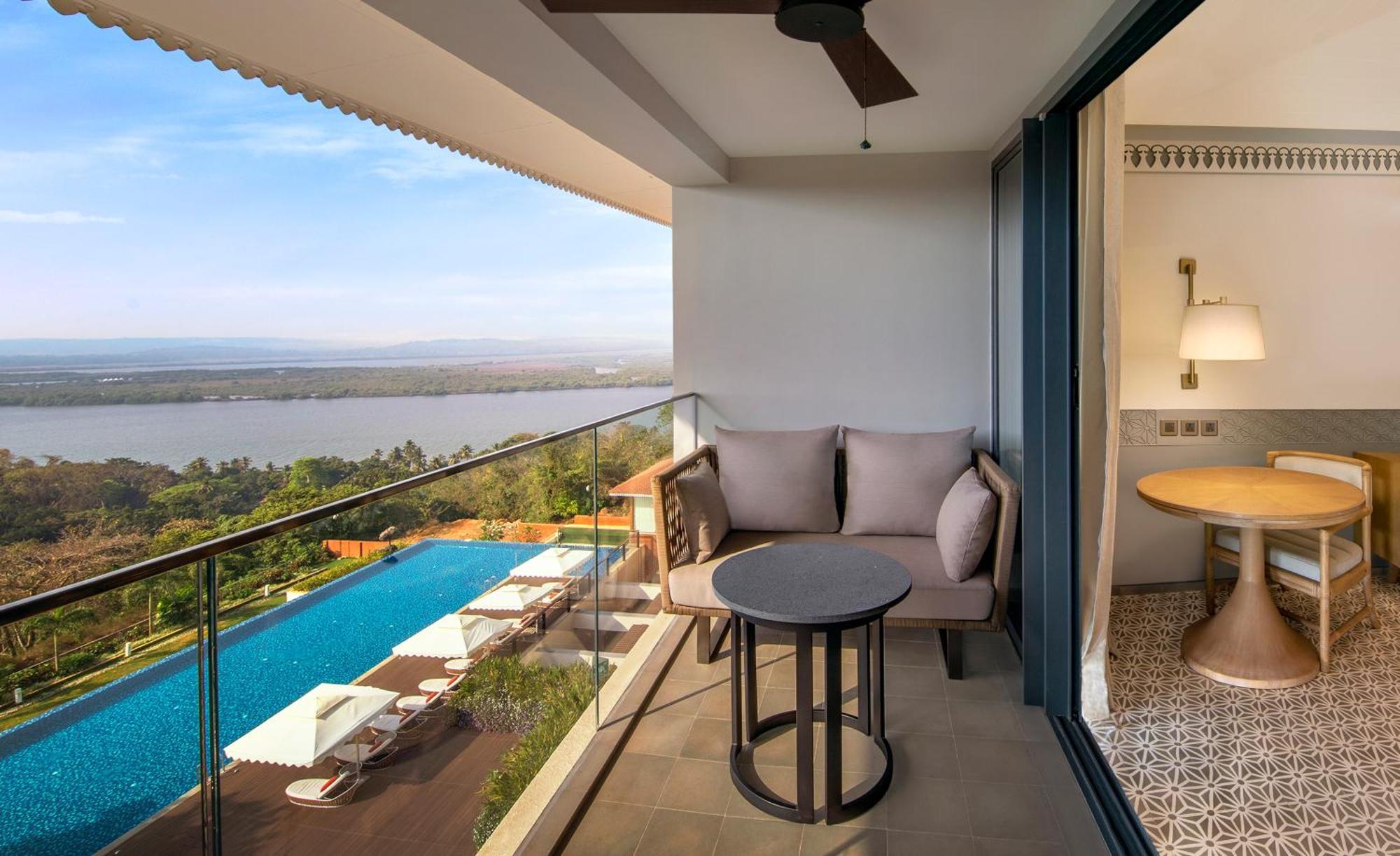 Deluxe Tweepersoonskamer met 2 Aparte Bedden, Balkon en Uitzicht op de Rivier