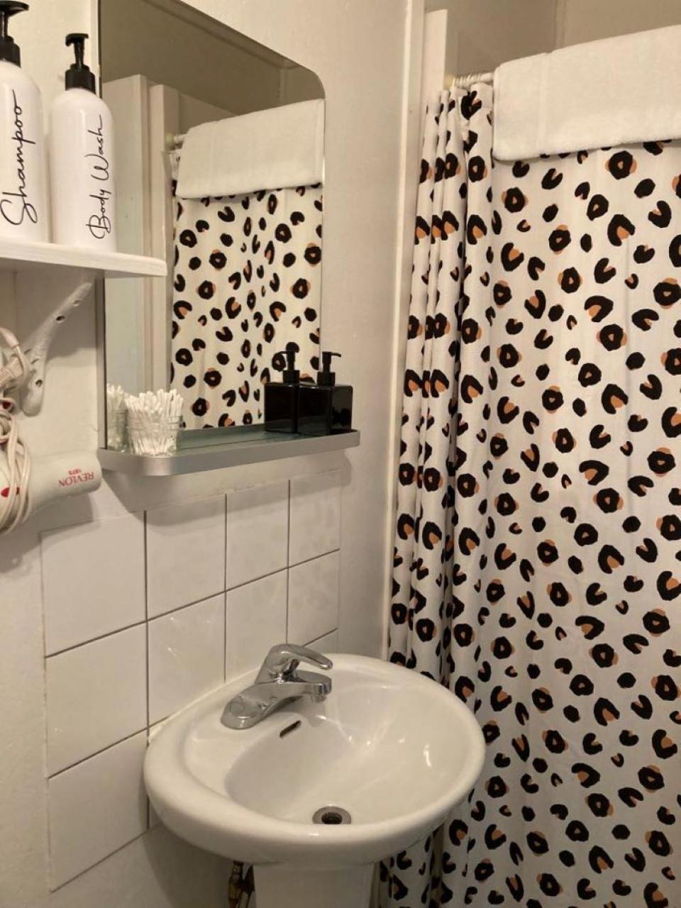 Queen Room,1583092313:JPEG