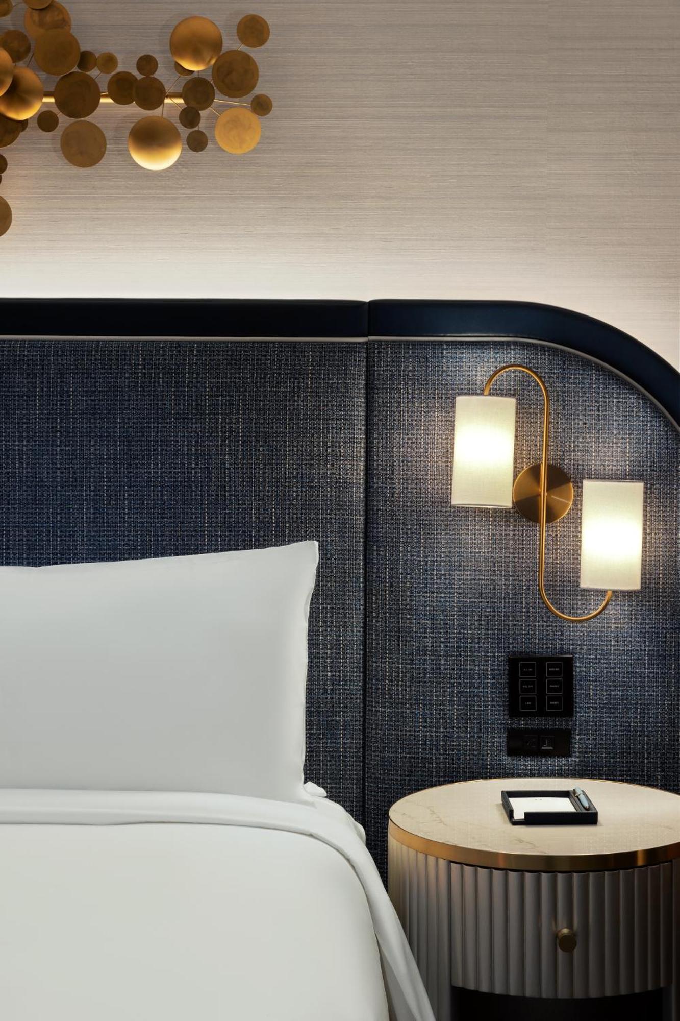 Hébergement Lit King-Size Gold - Vue sur Piscine