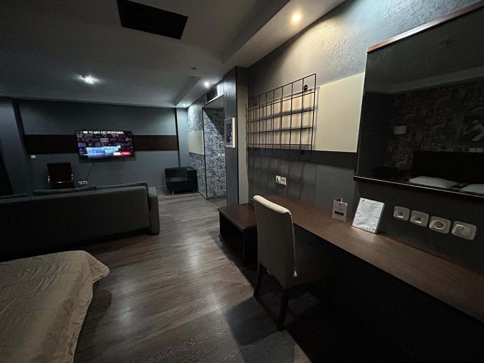 Suite,1596009508:JPEG