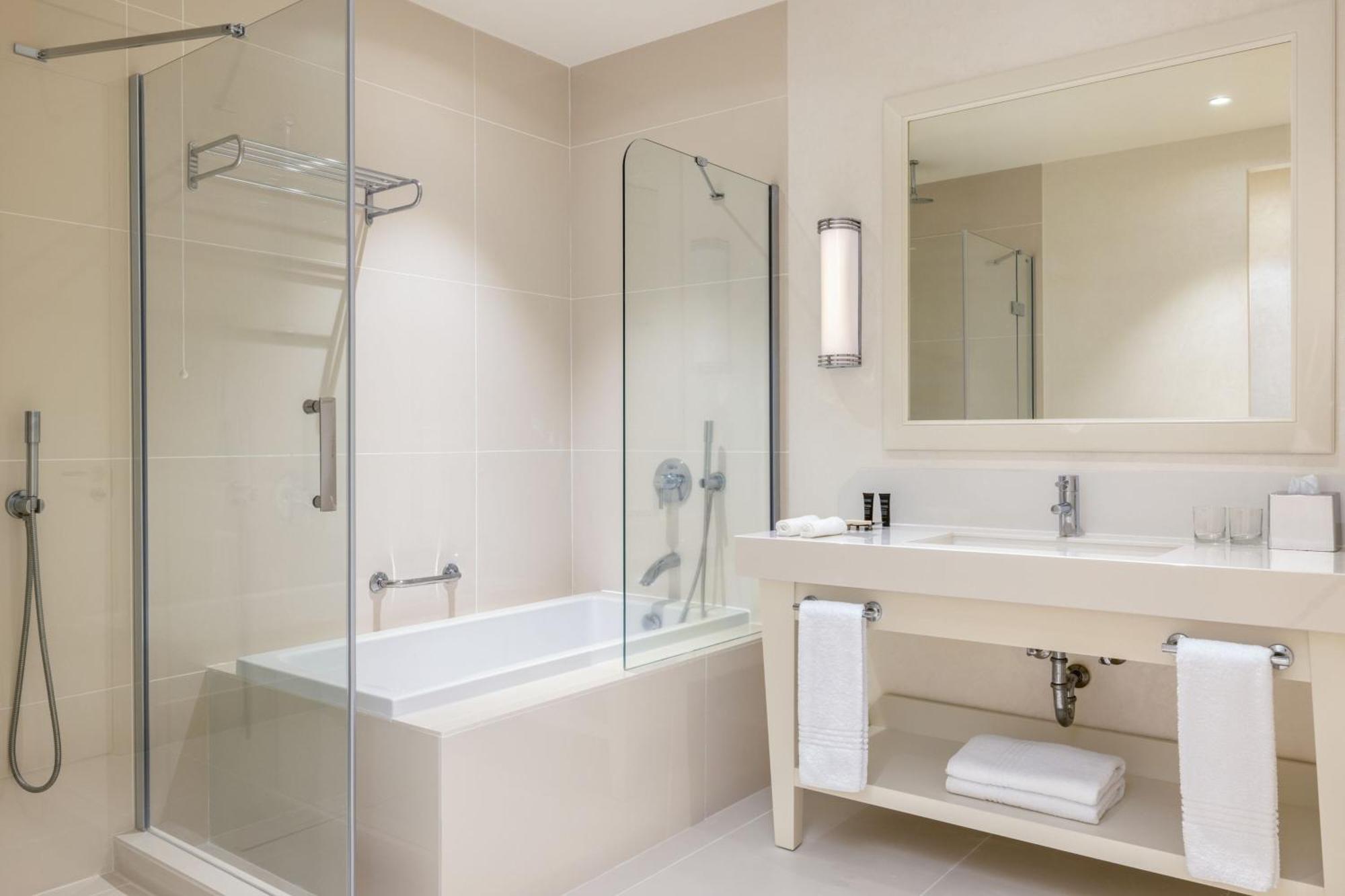 Executive Room, Larger Guest room, 1 King, Corner room,1606562973:JPEG