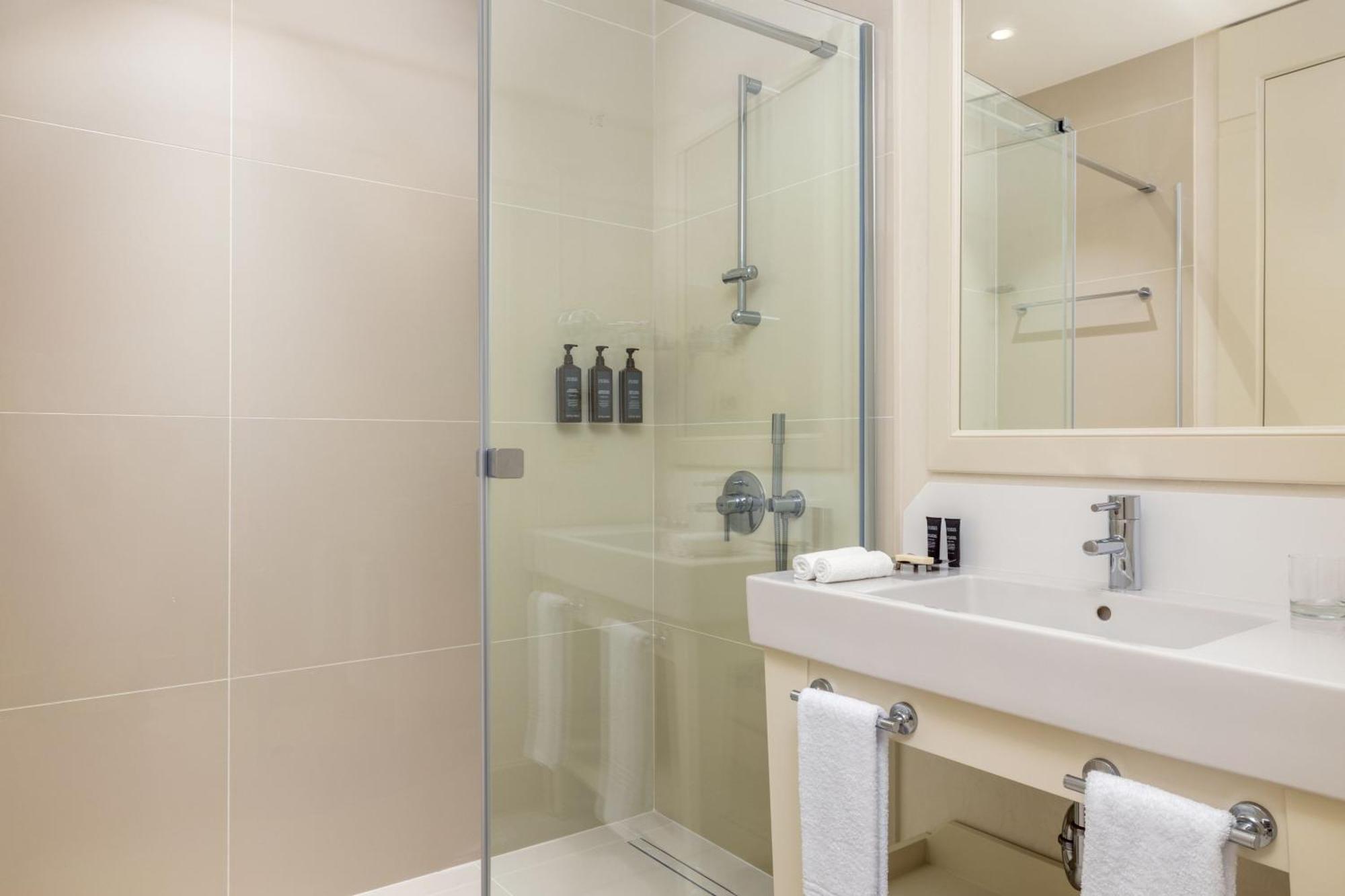 Club Deluxe King Room, Club lounge access, Guest room,1606562973:JPEG