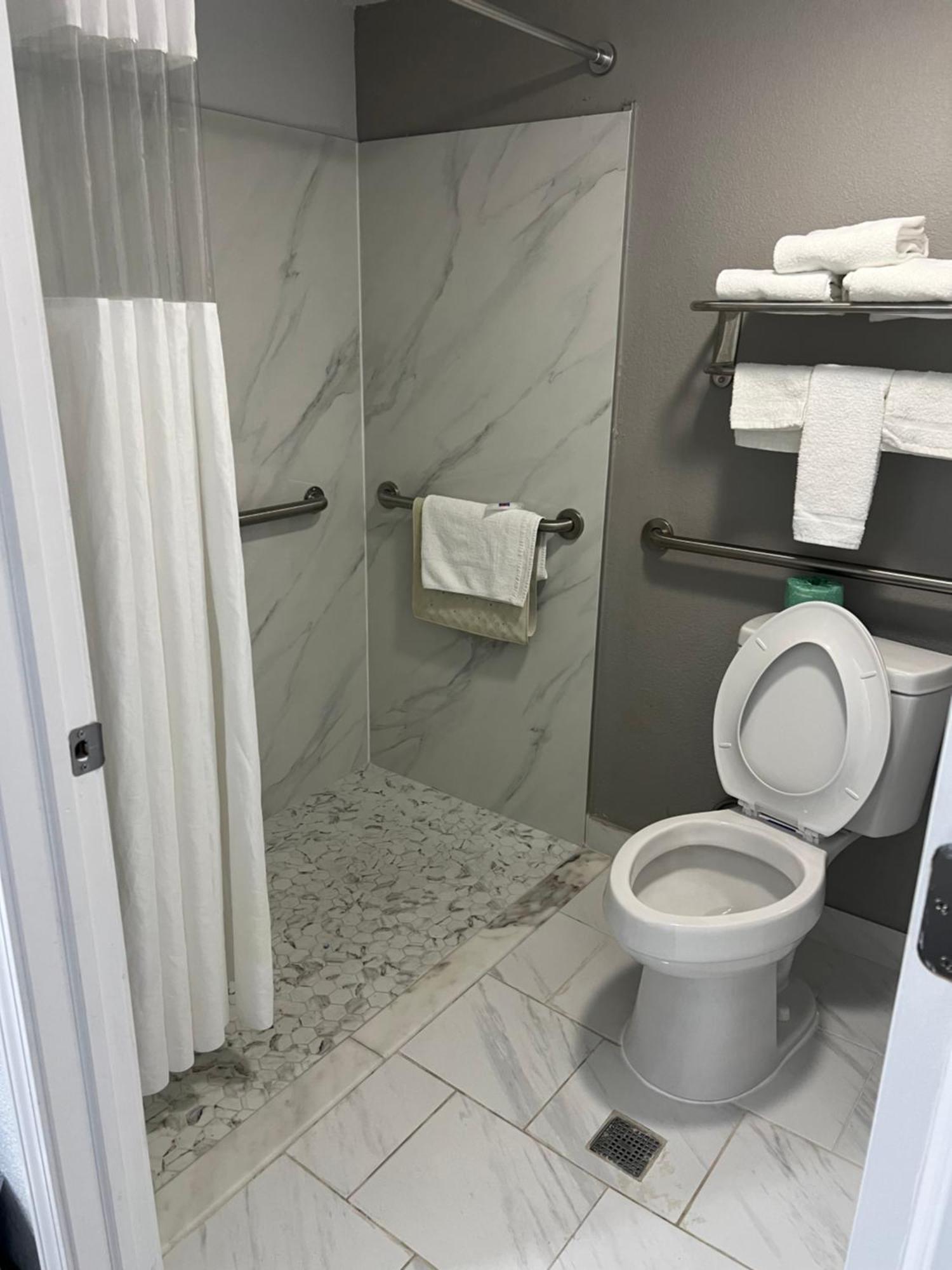 King Room with Roll-in Shower - Disability Access - Non-Smoking,1548025132:JPEG