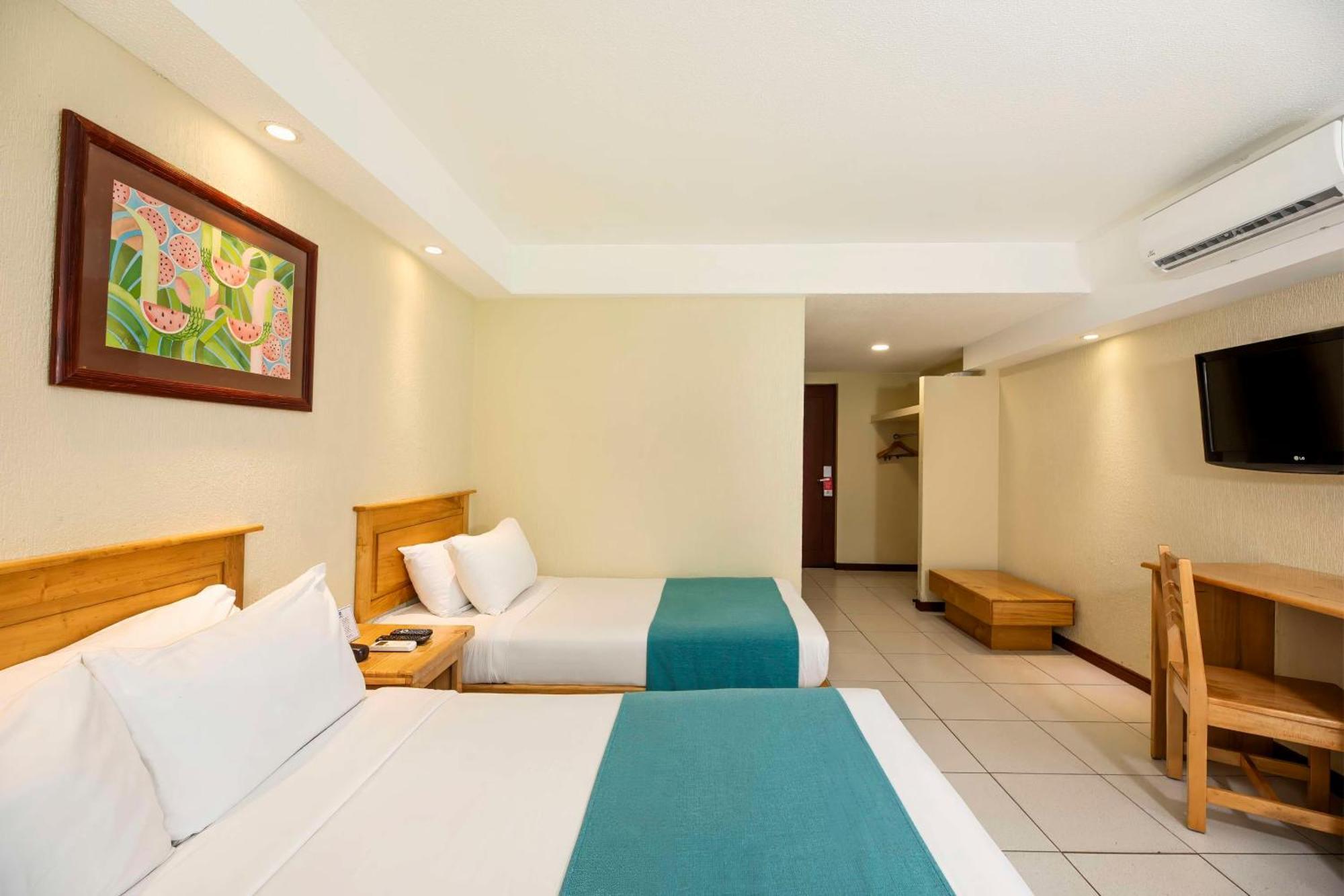 La habitación doble e individual cuenta con ducha accesible en silla de ruedas y vistas al jardín - Adaptado para personas con discapacidad/No fumadores