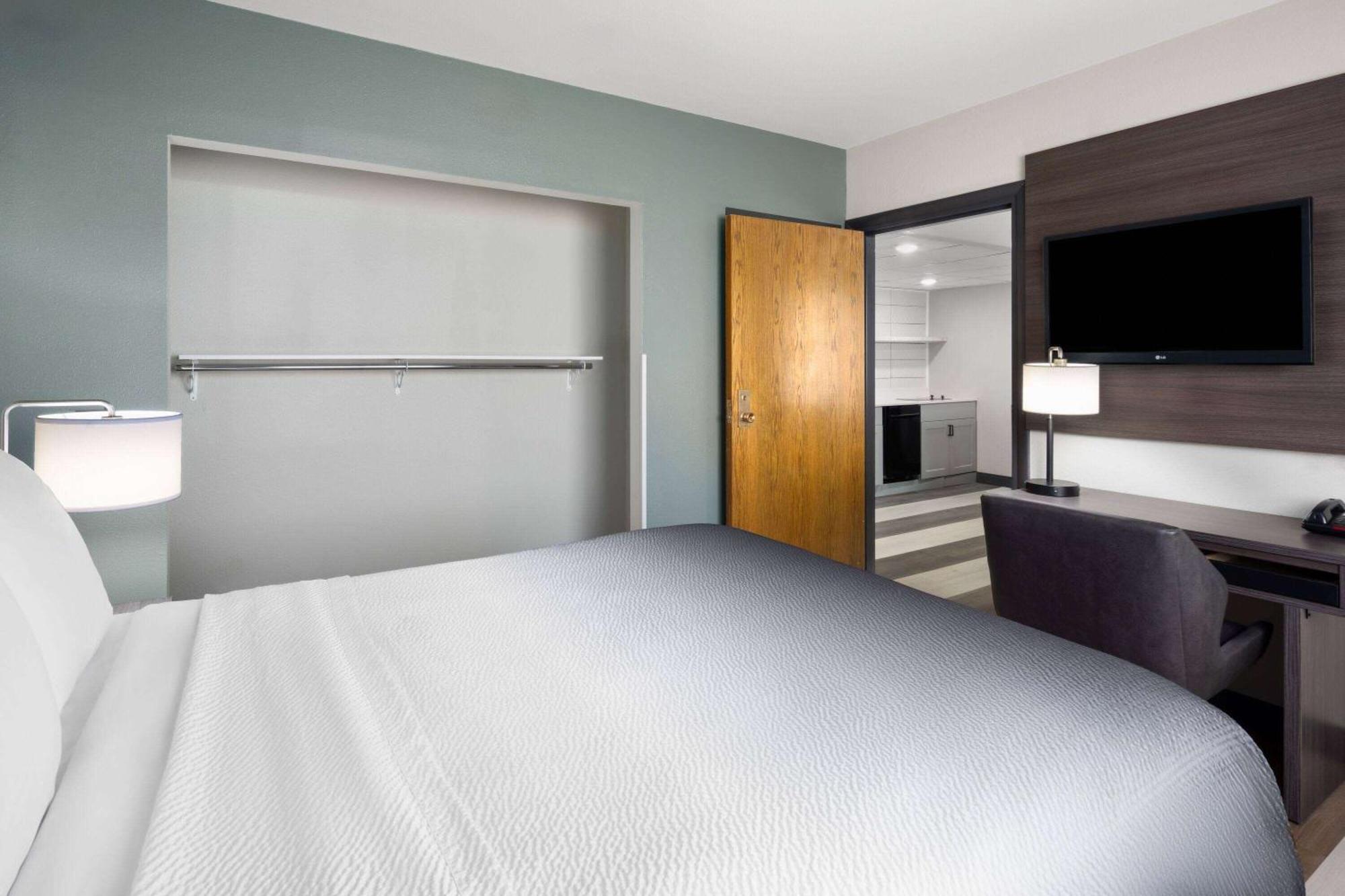 Standard Queen One-Bedroom - Non-Smoking
