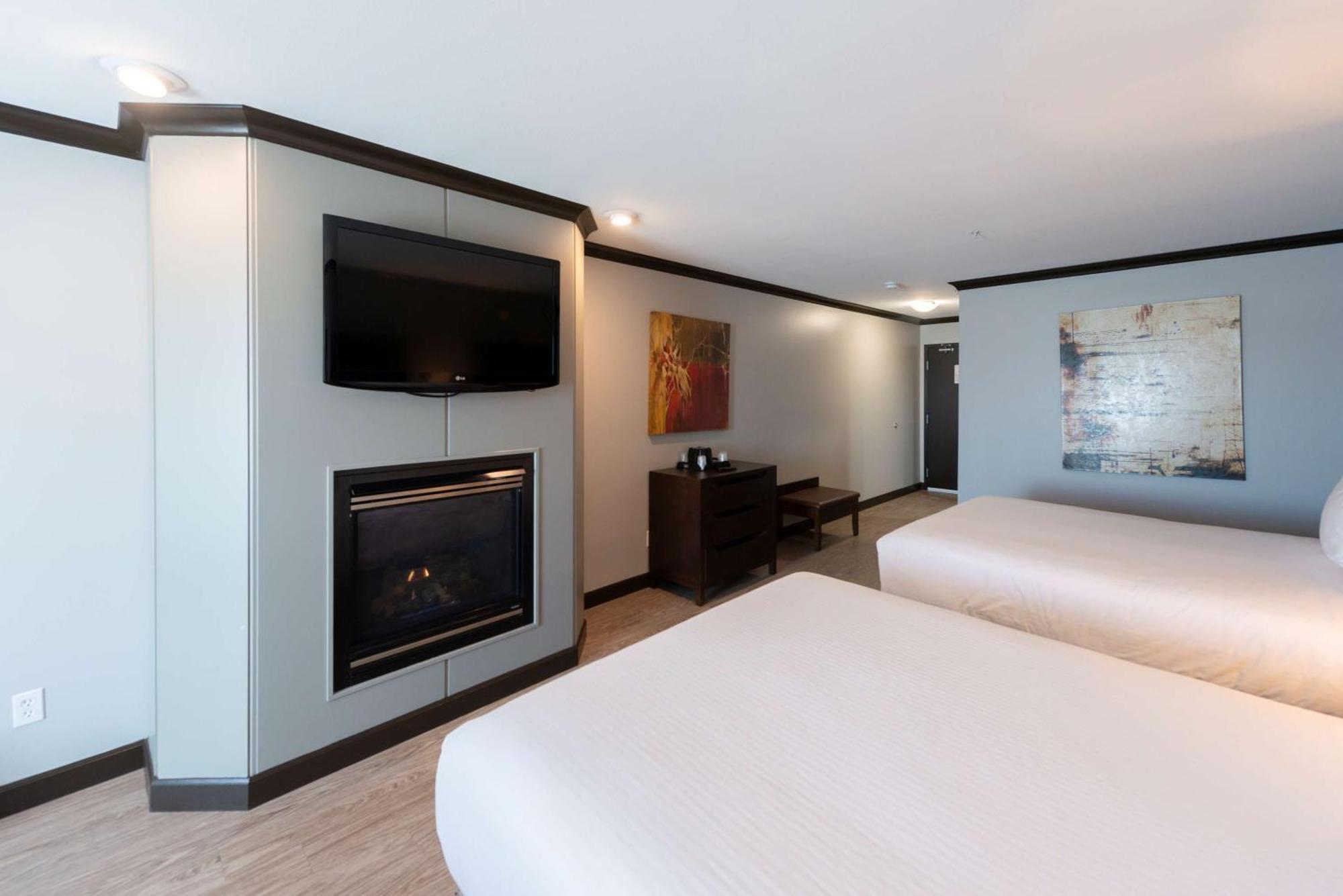 Queen Suite with Three Queen Beds,1619174095:JPEG