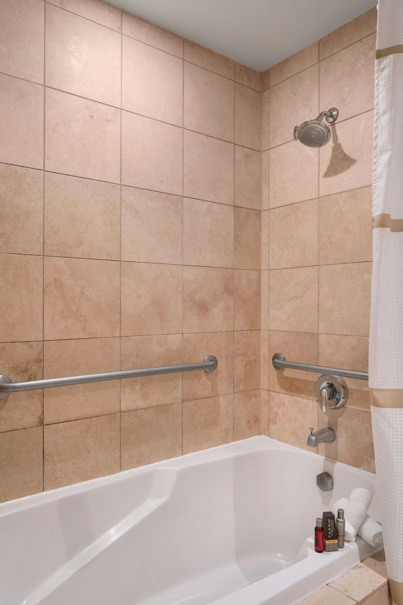 Habitación con 1 cama extragrande, vistas al jardín y bañera de hidromasaje - Casas del jardín