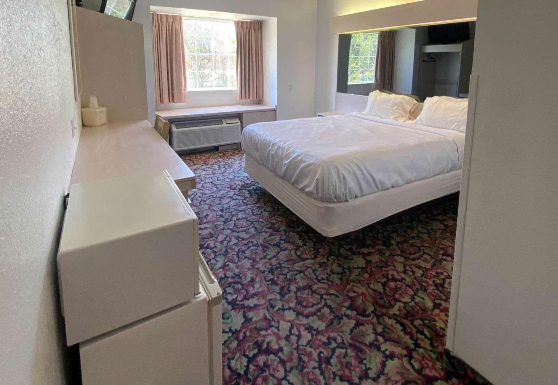 Queen Room - Disability Access - Non-Smoking