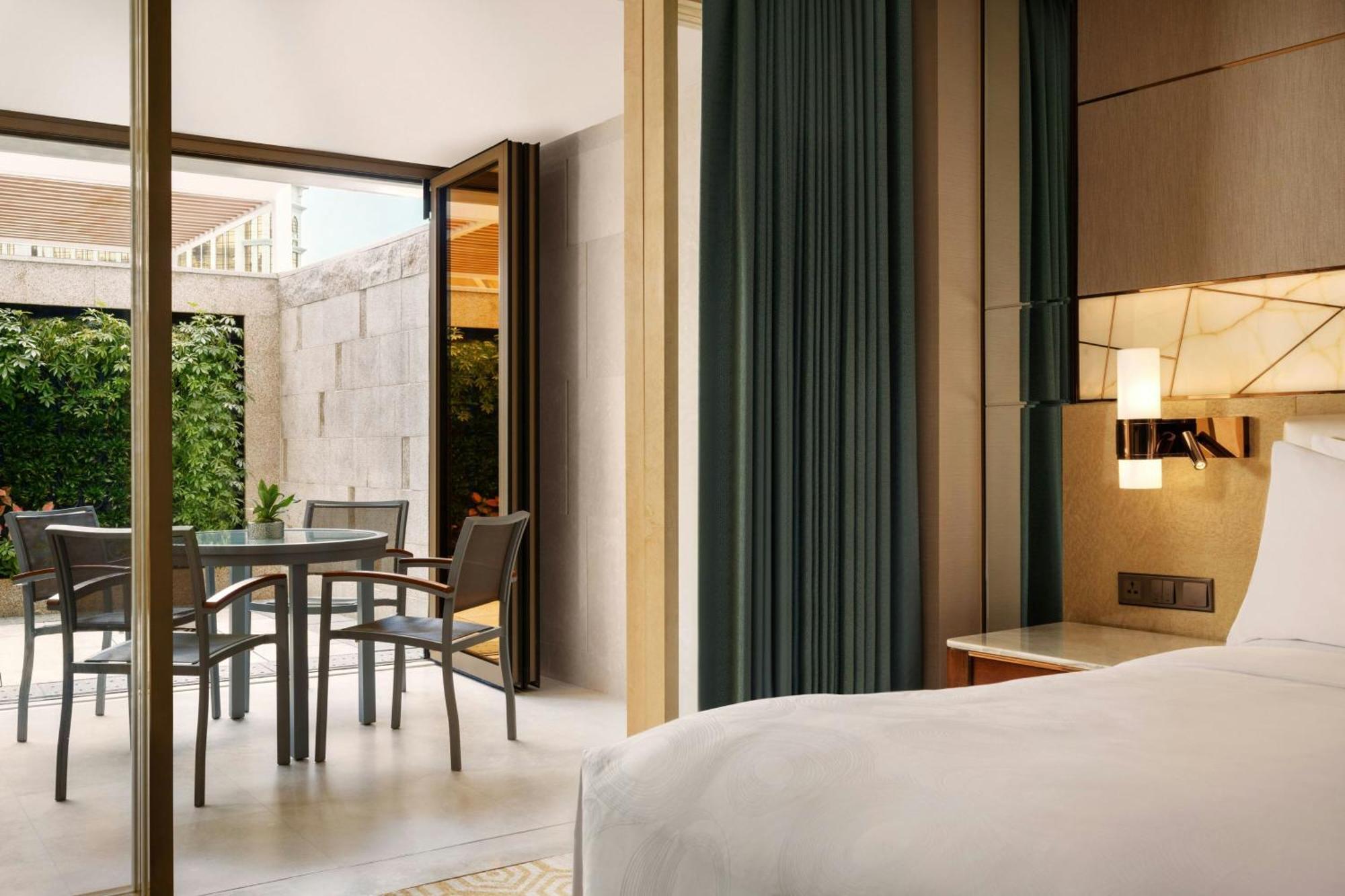 Retreat Studio met Whirlpool & Patio, Kingsize Bed of Tweepersoonsbed