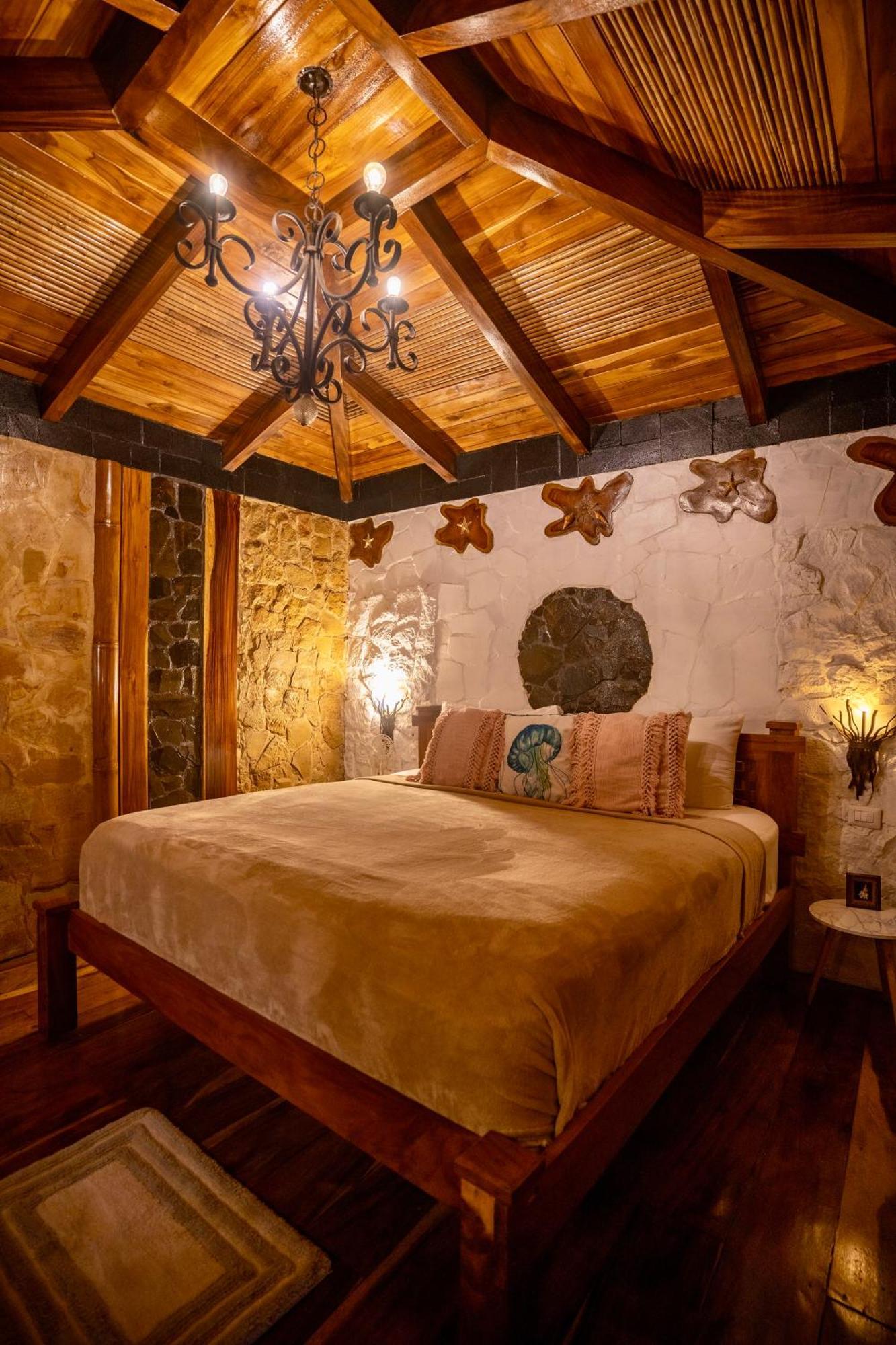 Three-Bedroom Beachfront Villa,1663017325:JPEG