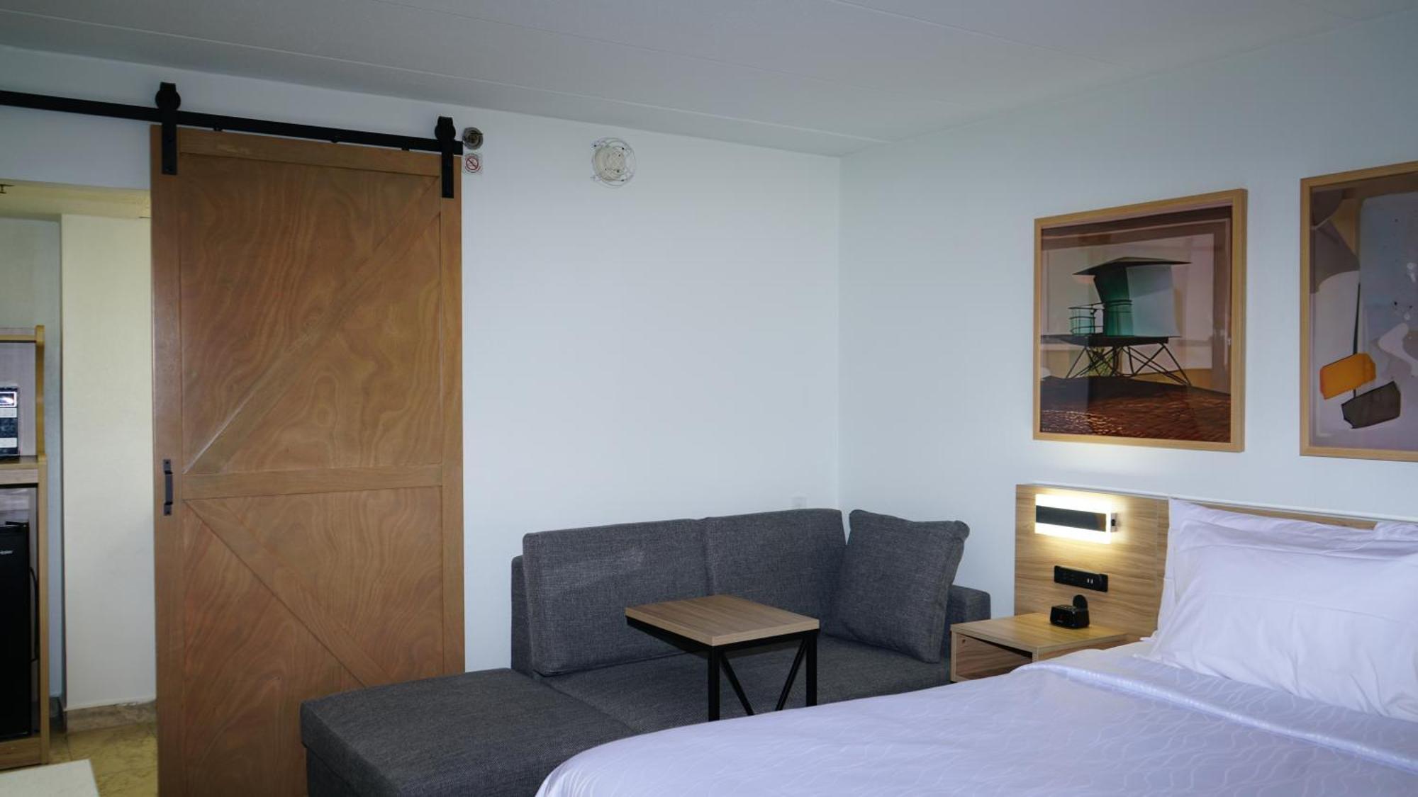 Deluxe Queen Room