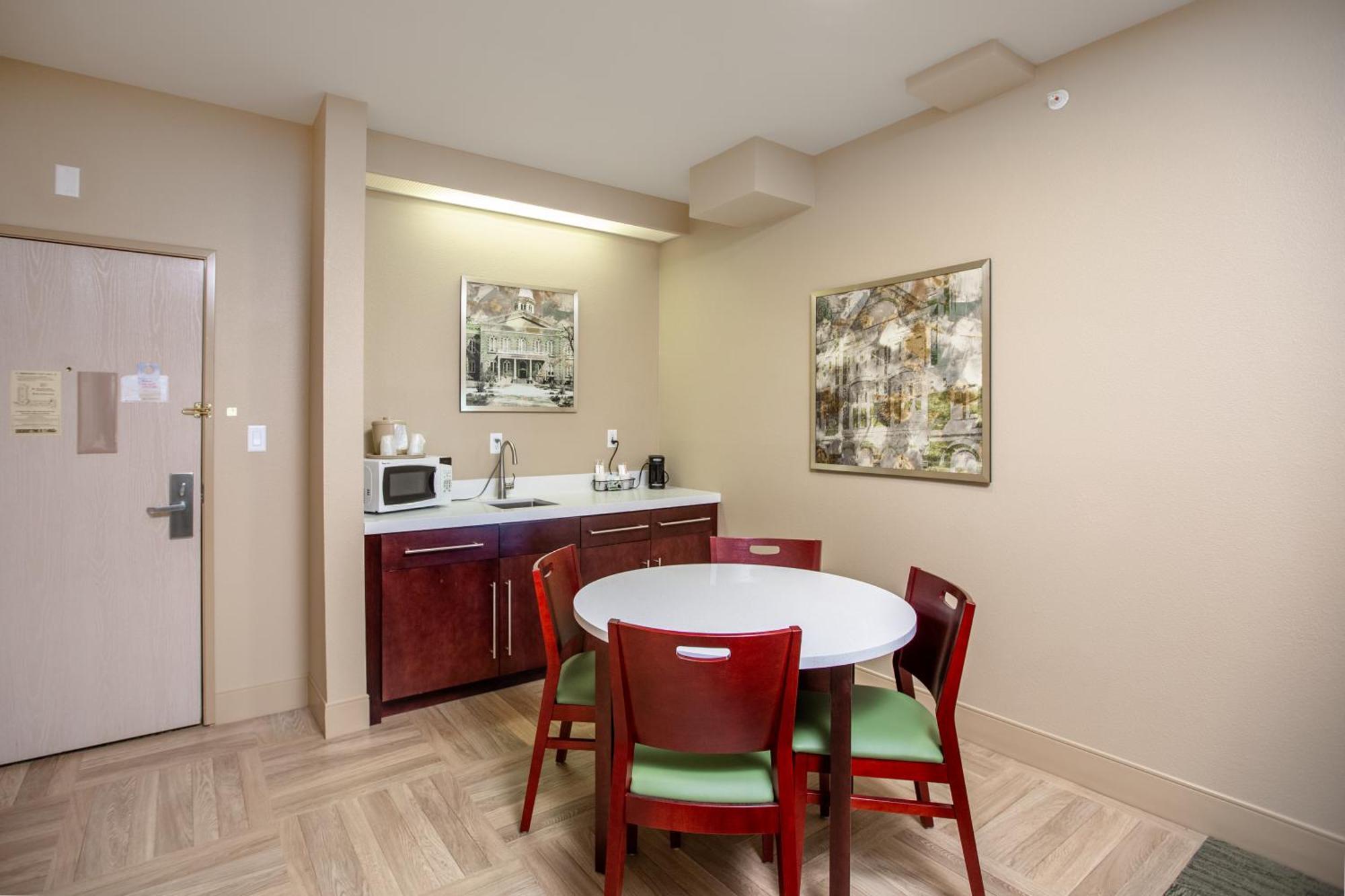 Executive Suite,1679620889:JPEG