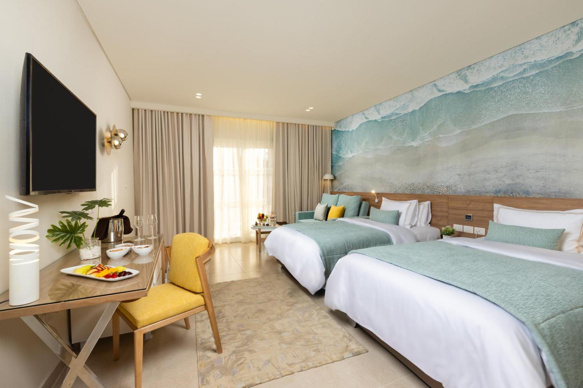 Chambre avec accès direct à la piscine
