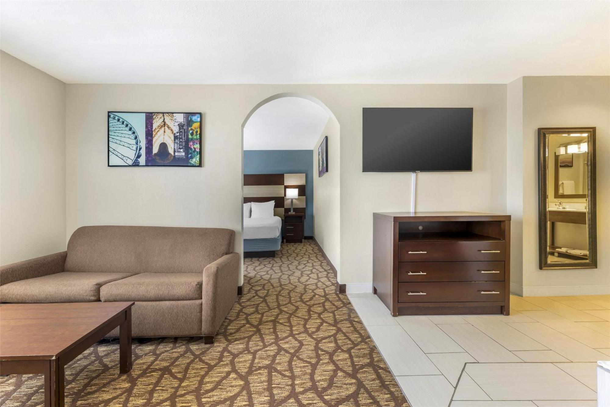 Queen Suite with Spa Bath - Non-Smoking