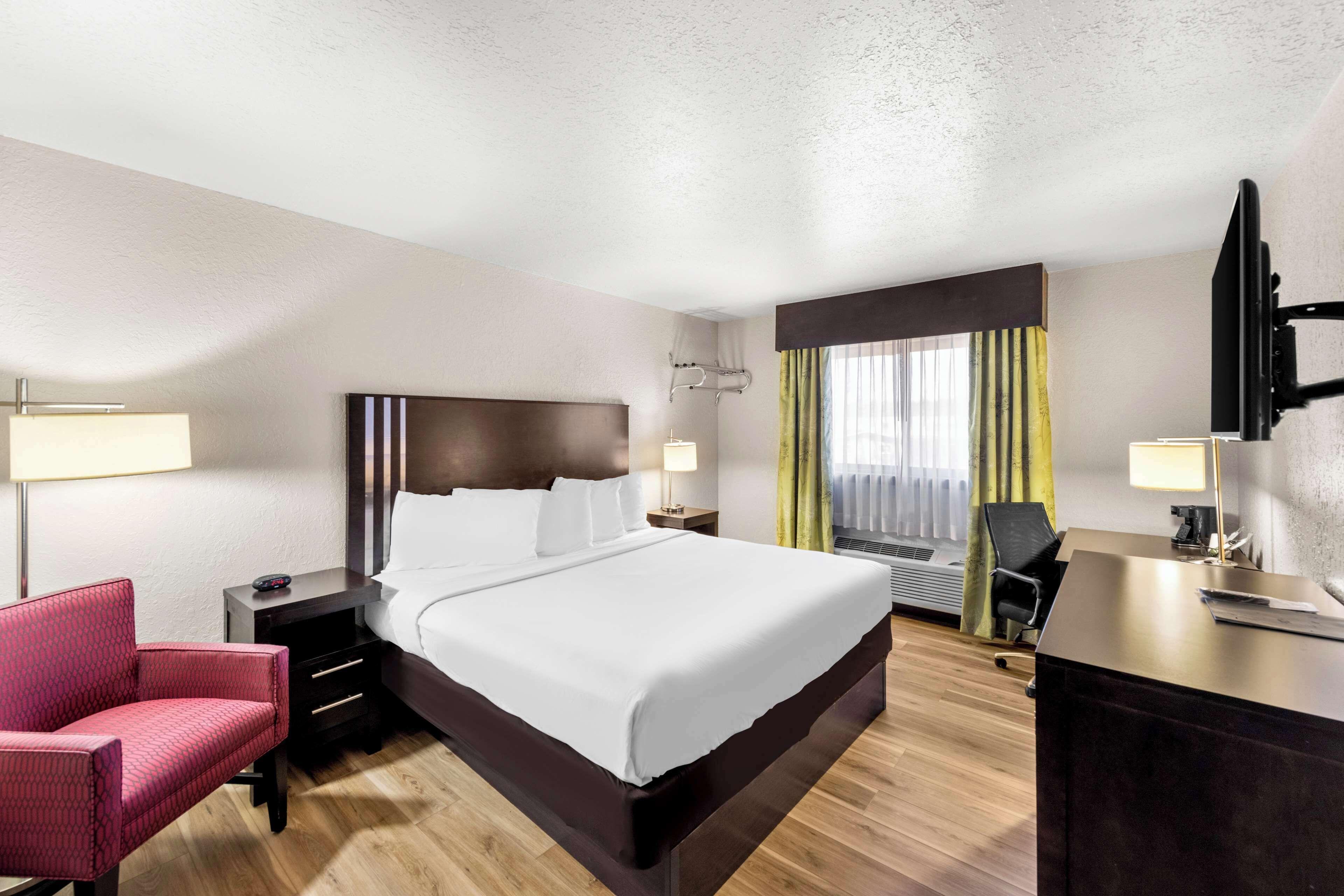 Deluxe King Room,1707987632:JPEG