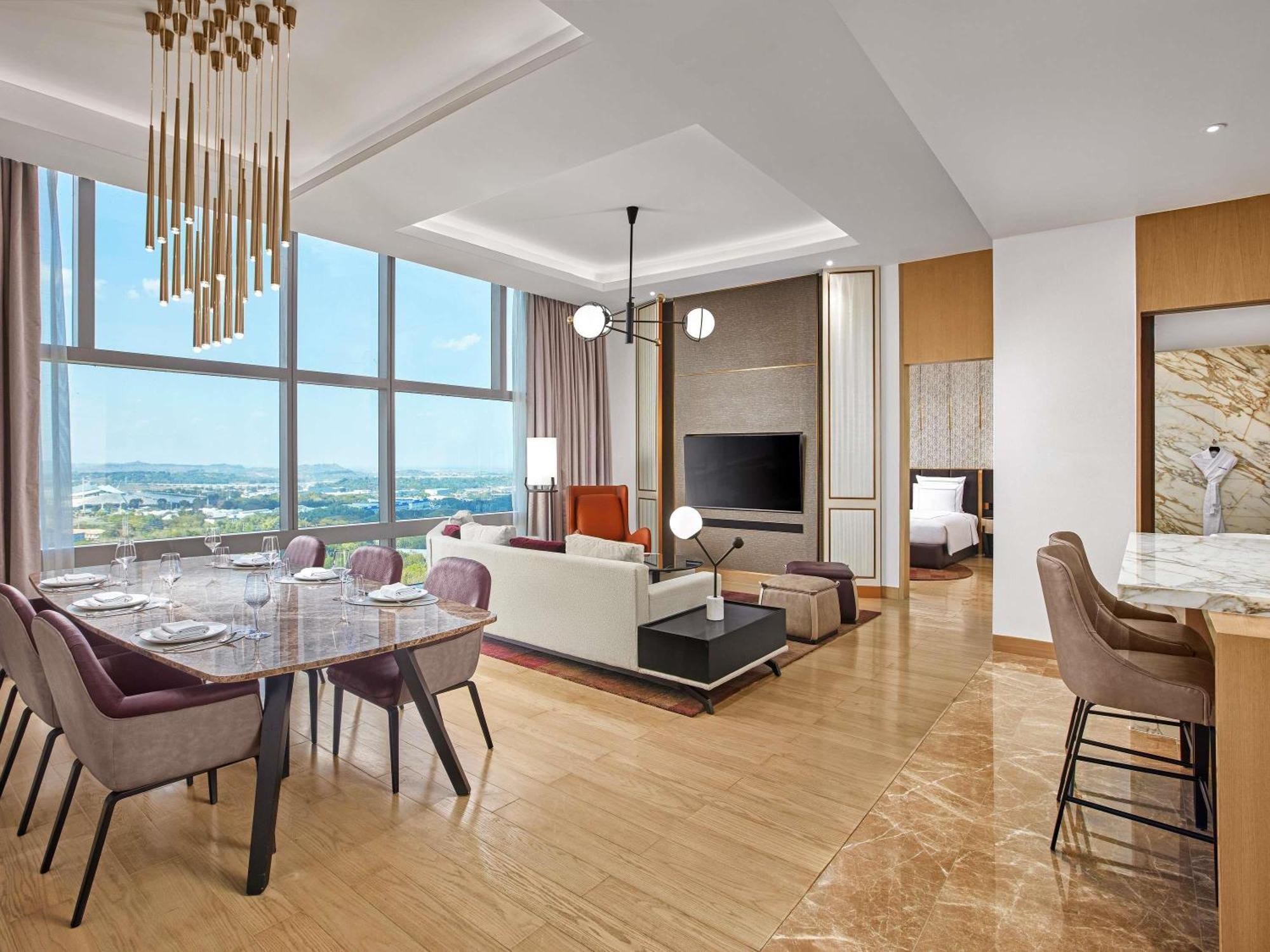 Swiss Prestige Suite King  with Club Lounge Access