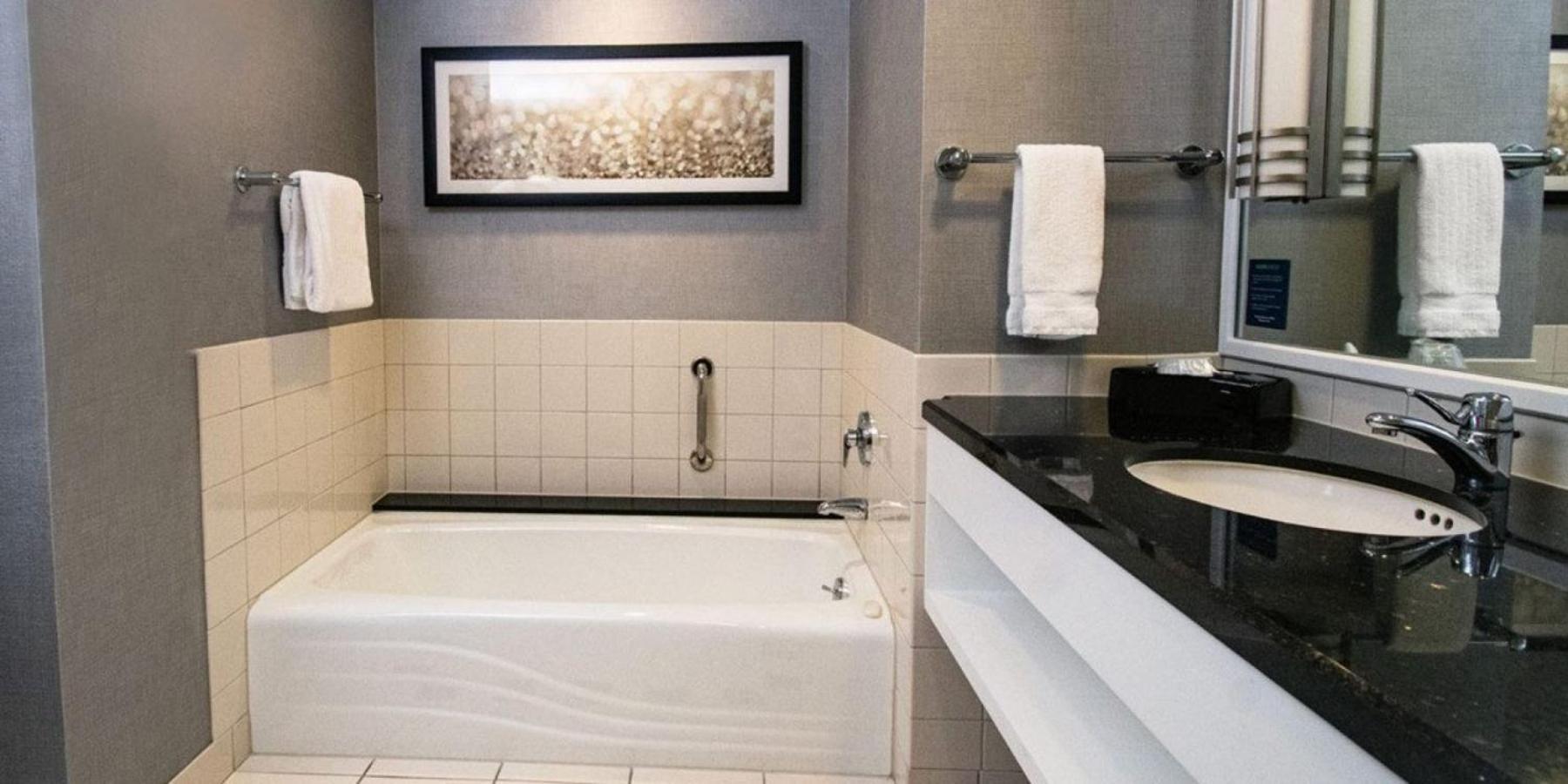 Augustus Tower Deluxe King (Non-Smoking),1742908159:JPEG