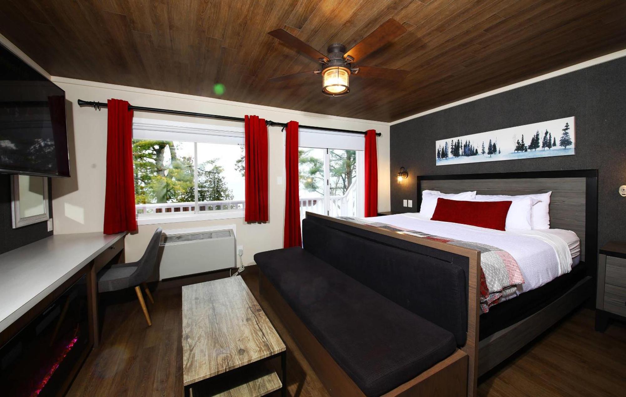 Superior Suite with Balcony/Lake View - Non-Smoking