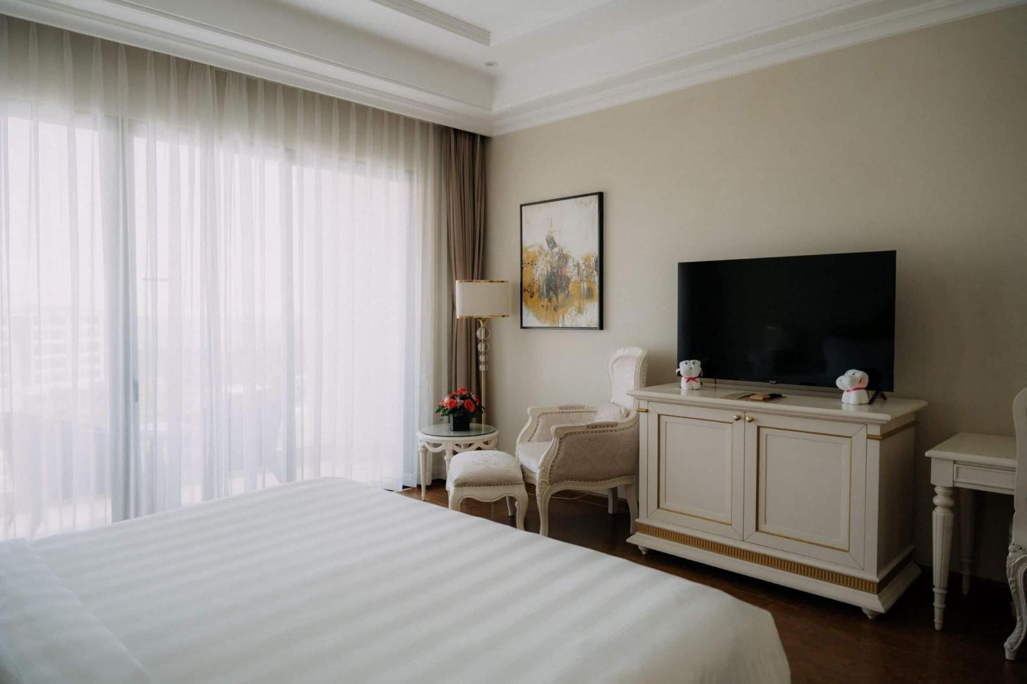 Deluxe King Room Ocean View
