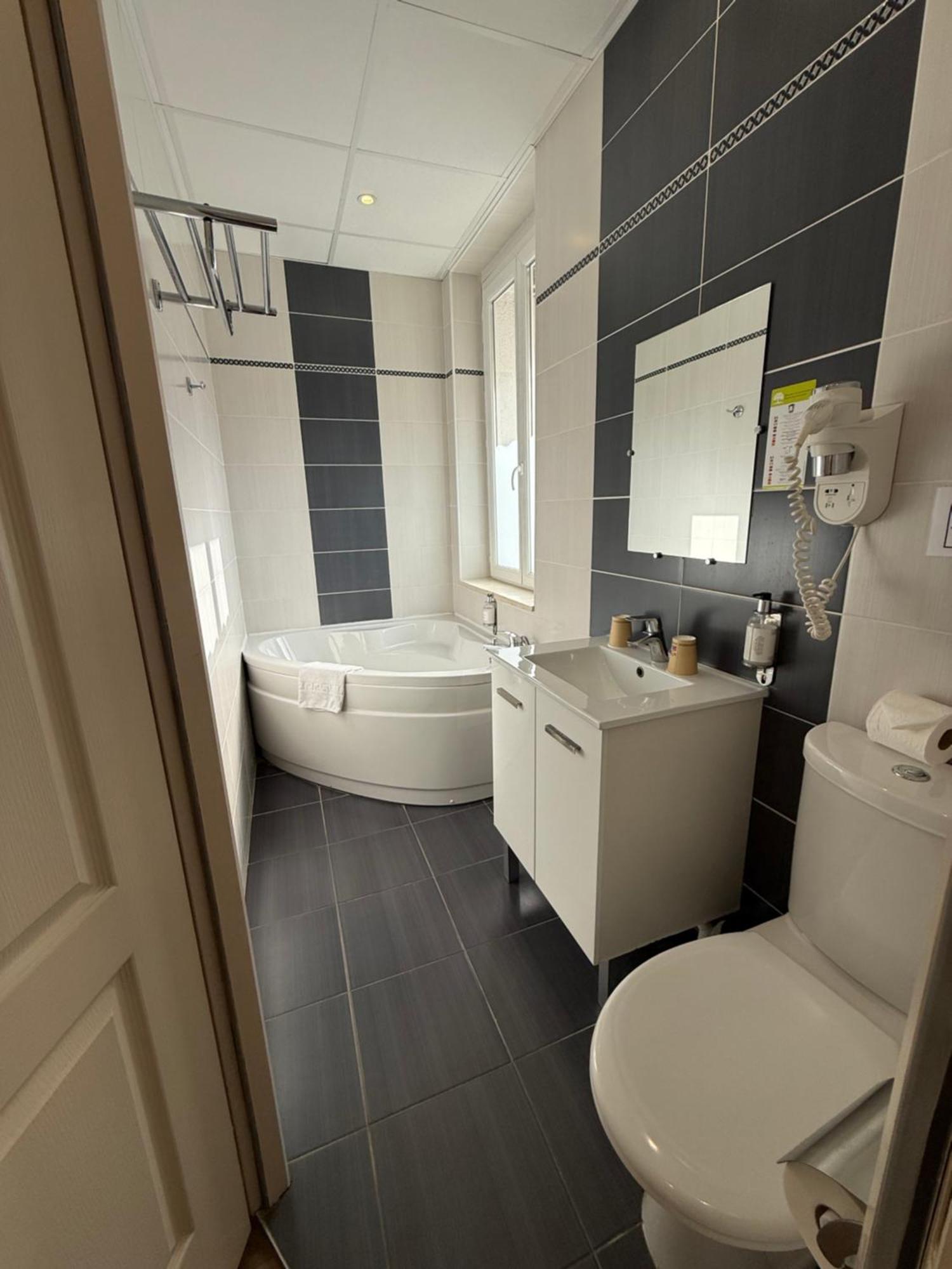 Triple Room,1756518229:JPEG