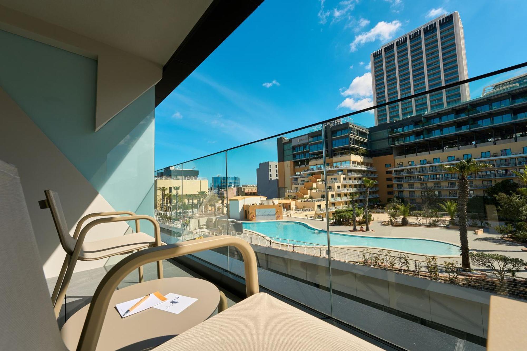 Chambre Lit King-Size Standard avec Balcon - Vue sur Piscine