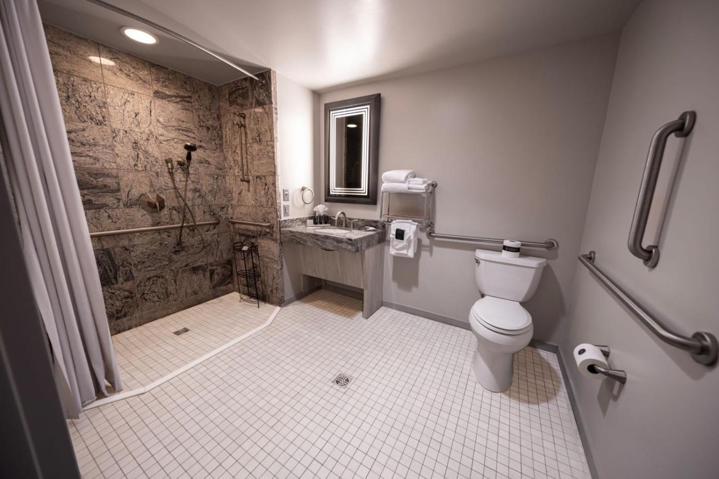 Habitación con cama extragrande - Adaptada para personas con movilidad reducida - Torre Hard Rock