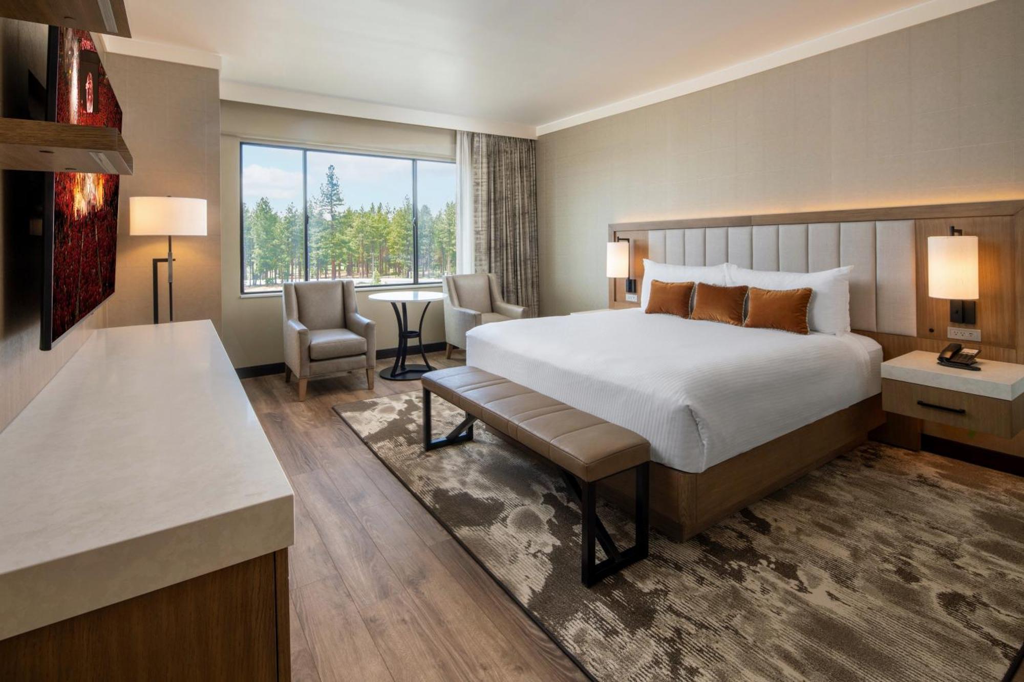 Kamer met Kingsize Bed en Uitzicht op de Bergen
