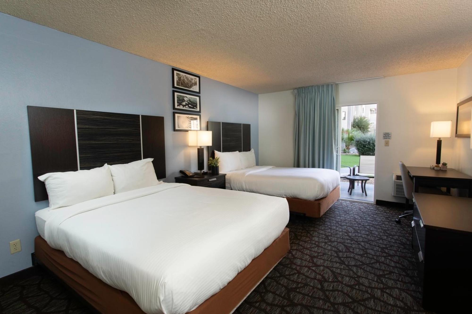 Deluxe Queen Room with Patio - Non-Smoking