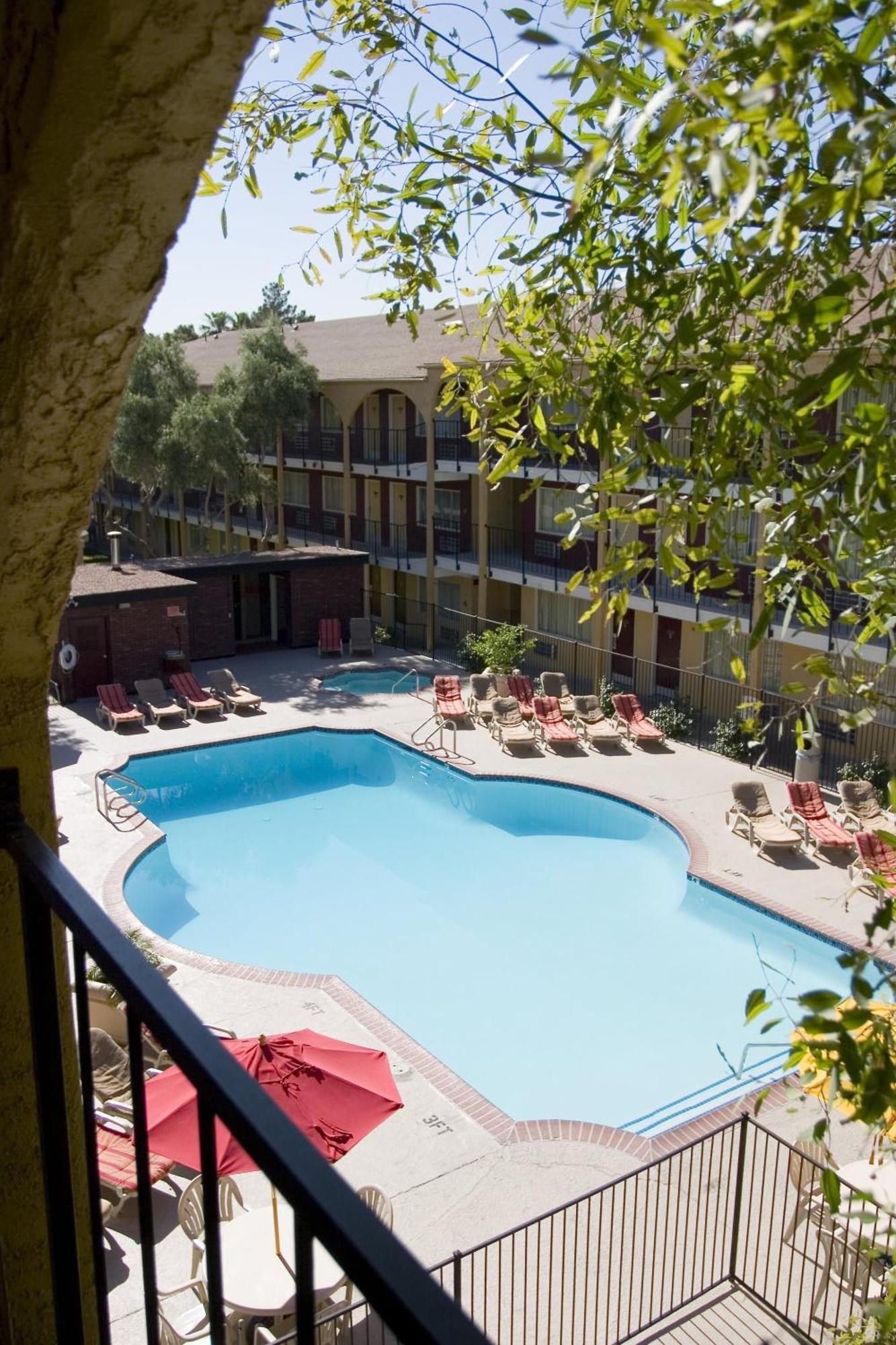 Queen Room with Two Queen Beds - Pool View,323354818:JPEG