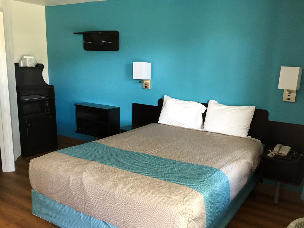 Deluxe King Room - Non-Smoking