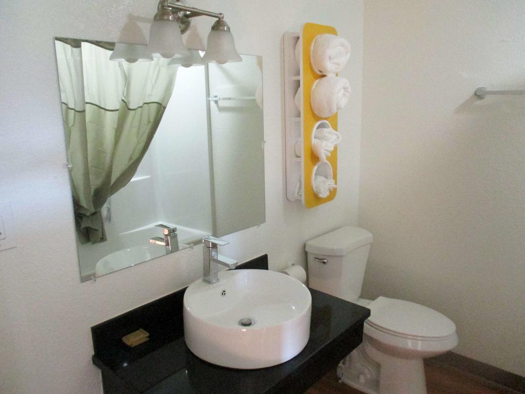 Deluxe Queen Room - Non-Smoking