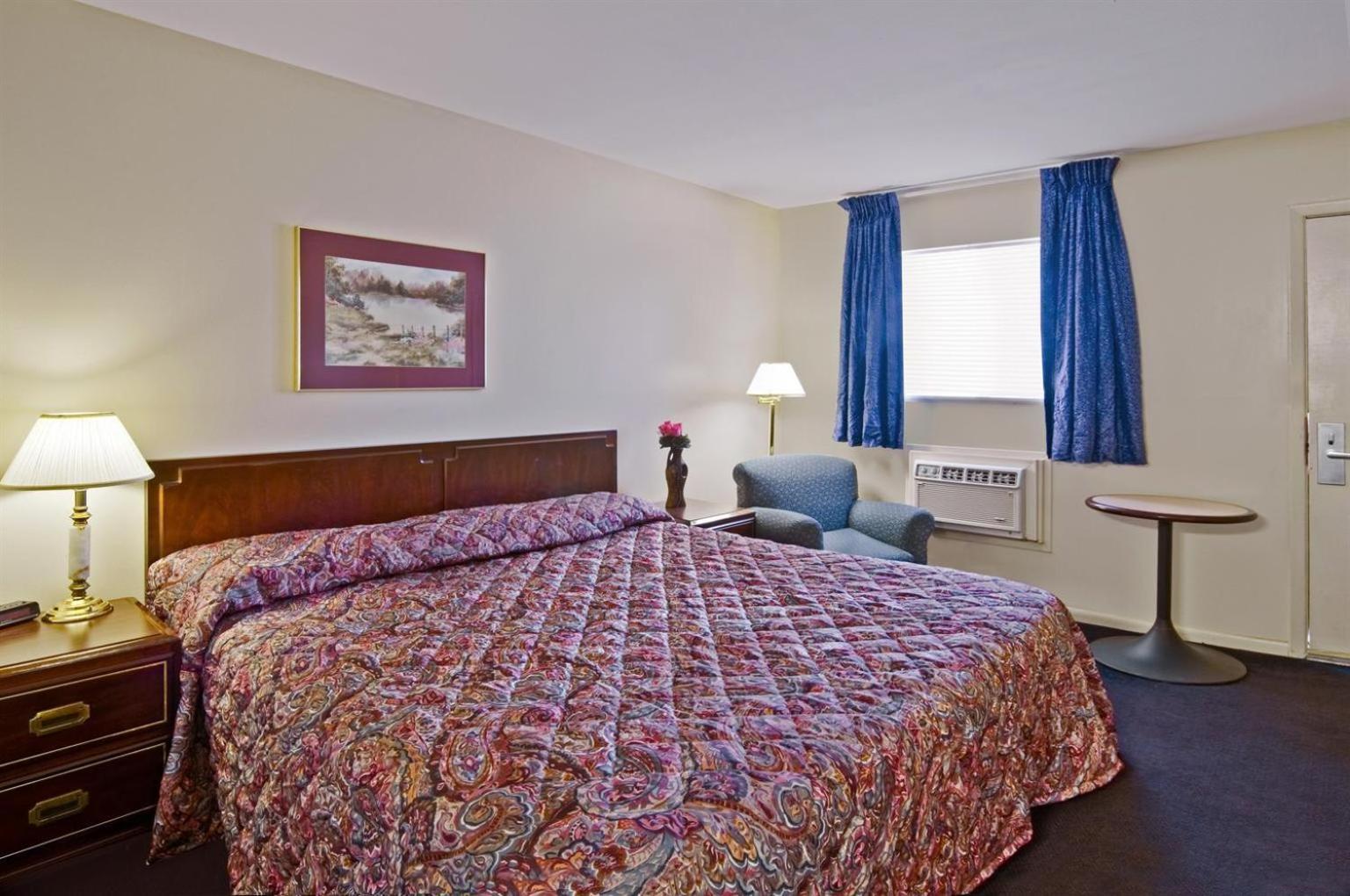 1 King Bed Non-Smoking