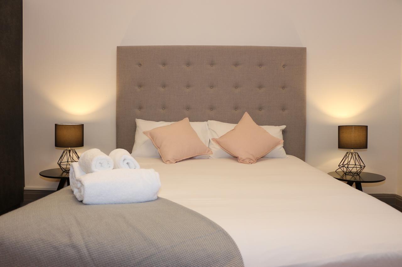 Chambre Lit Queen-Size avec Salle de Bains Commune