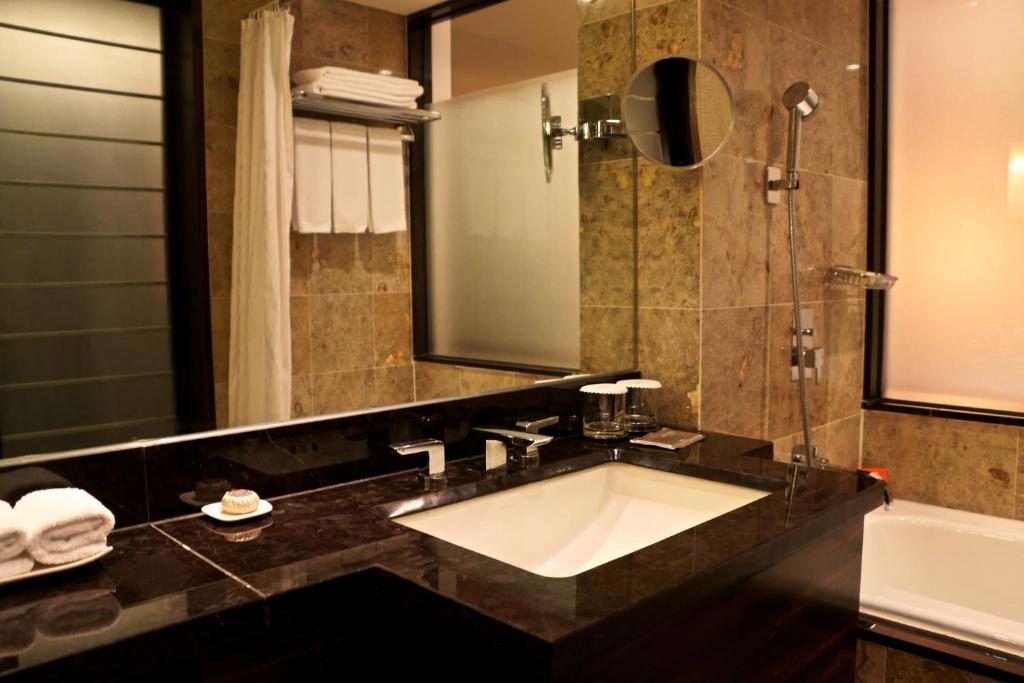 Premier Double with swimming pool, fitness, sauna access for 2pax